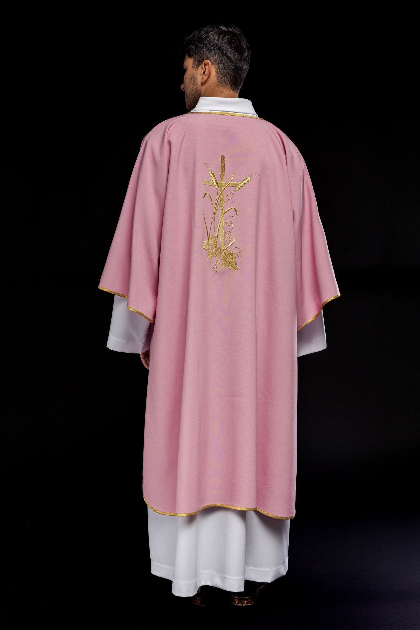Dalmatique rose avec broderie de la croix Pax en or KDL/026/08/12/D - CHASUBLES.FR