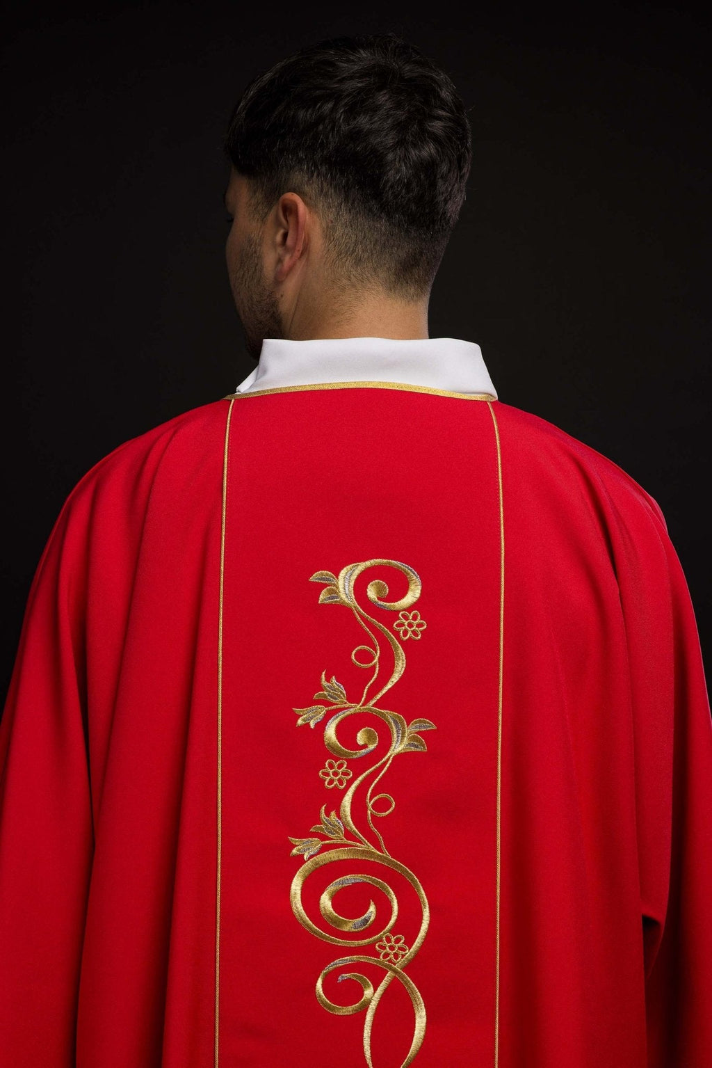 Dalmatique rouge avec bande brodée IHS KDL/031/02/01/A CZERWONY DALMATYK - CHASUBLES.FR