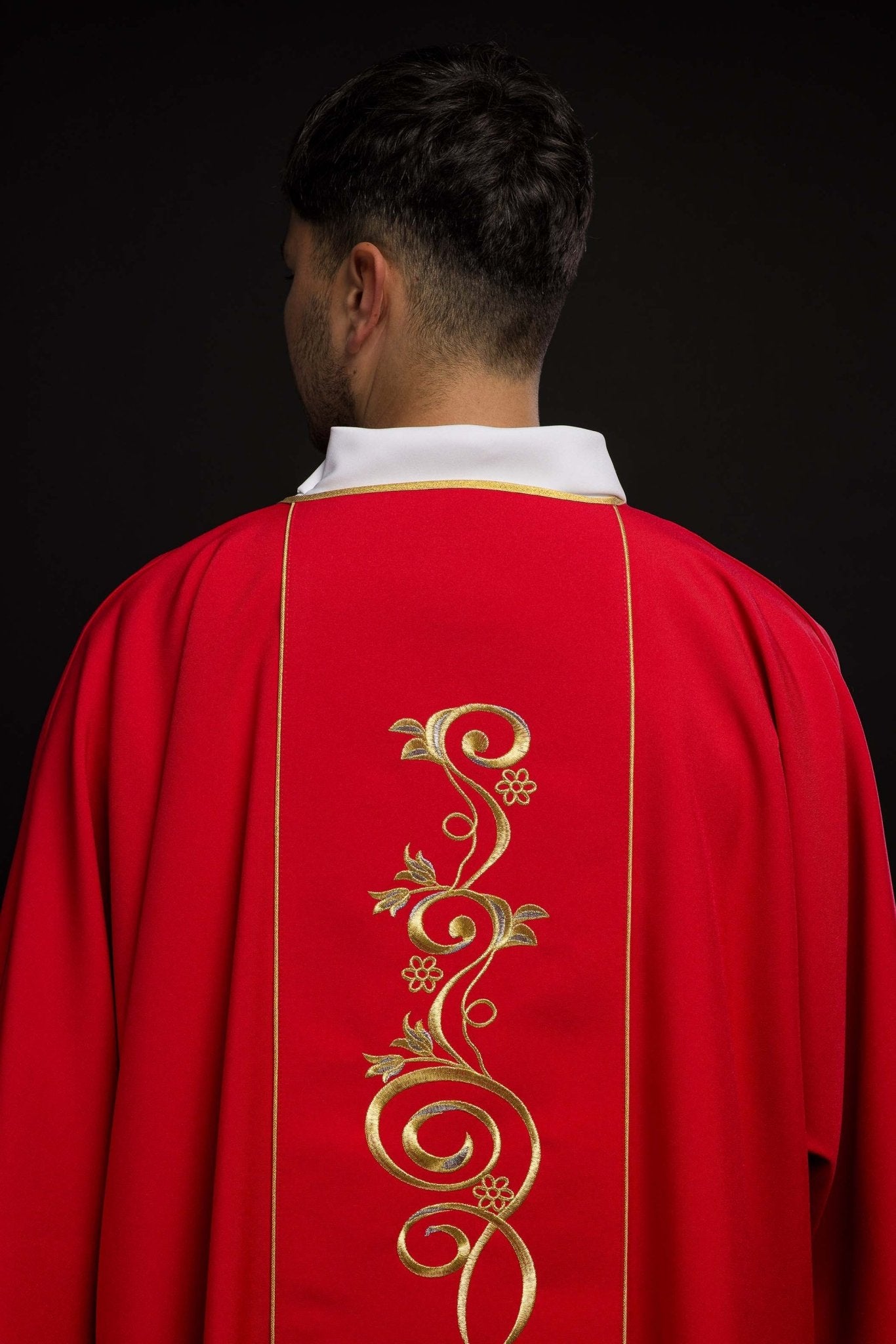 Dalmatique rouge avec bande brodée IHS KDL/031/02/01/A CZERWONY DALMATYK - CHASUBLES.FR