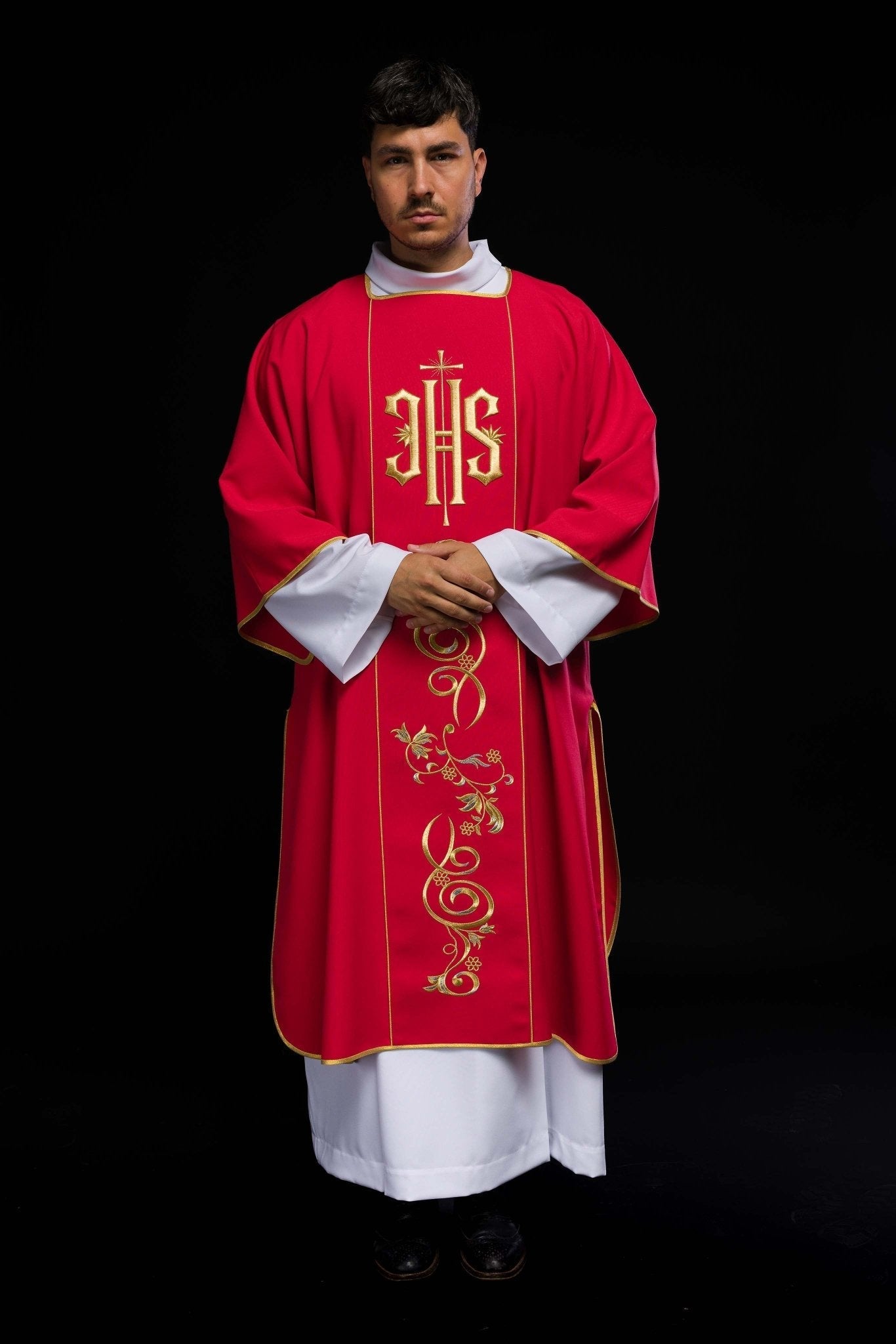 Dalmatique rouge avec bande brodée IHS KDL/031/02/01/A CZERWONY DALMATYK - CHASUBLES.FR