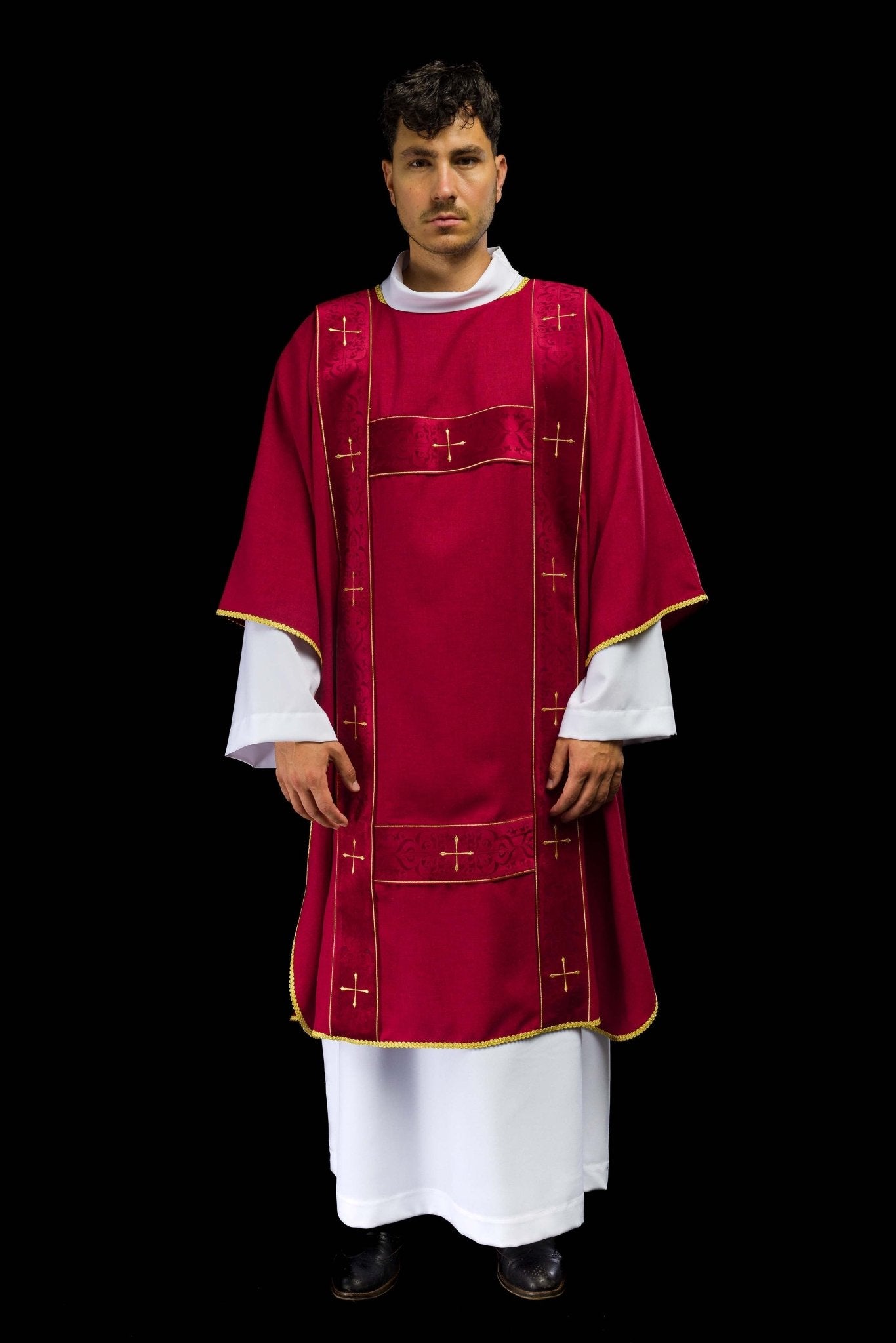 Dalmatique rouge avec bandes en velours et croix dorées brodées LE/1073/02/B - CHASUBLES.FR