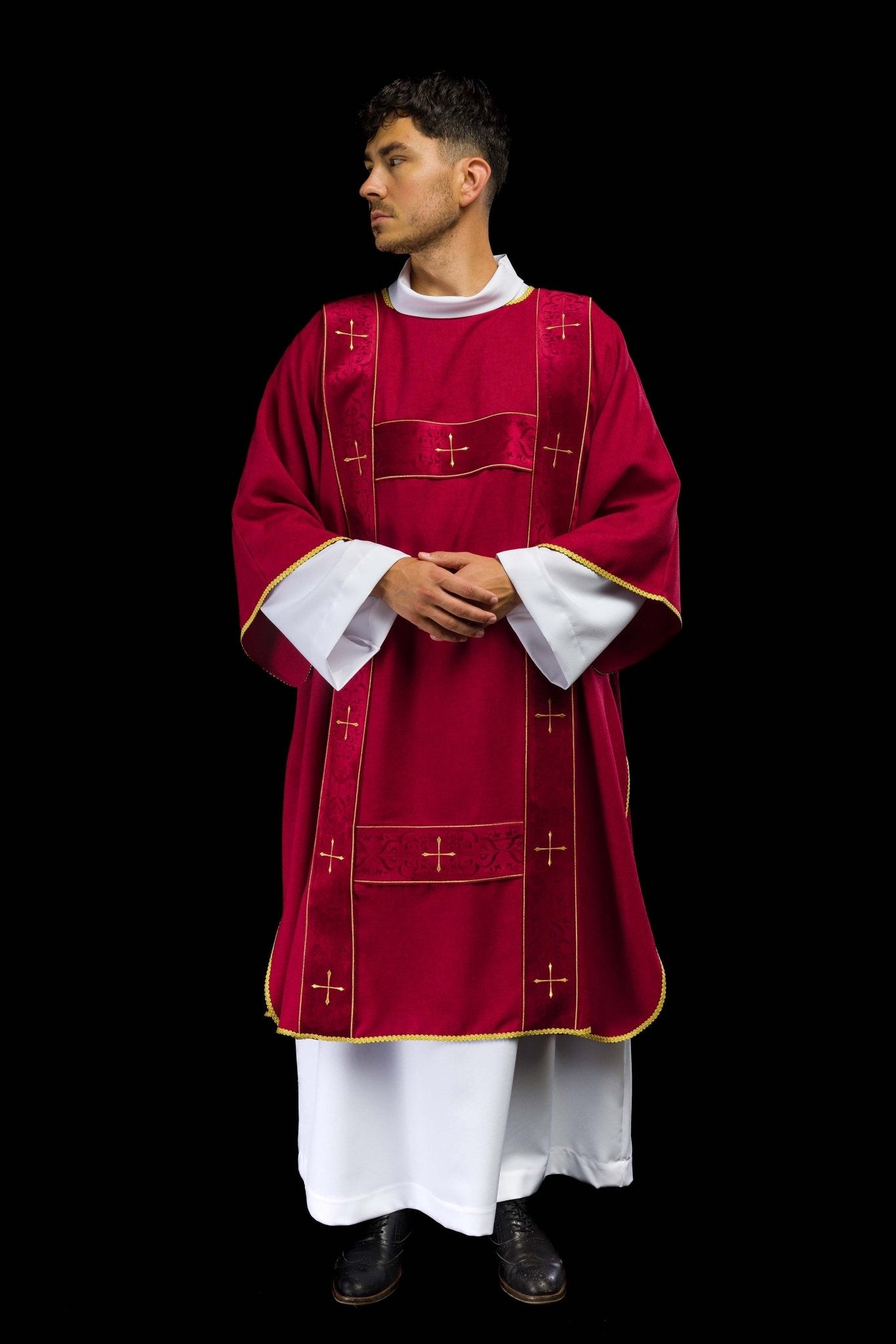 Dalmatique rouge avec bandes en velours et croix dorées brodées LE/1073/02/B - CHASUBLES.FR