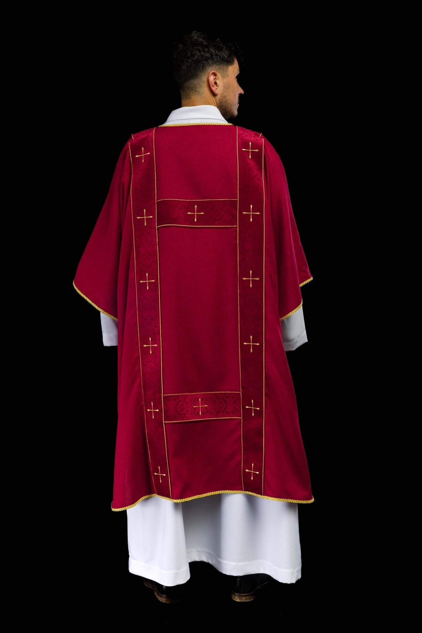 Dalmatique rouge avec bandes en velours et croix dorées brodées LE/1073/02/B - CHASUBLES.FR
