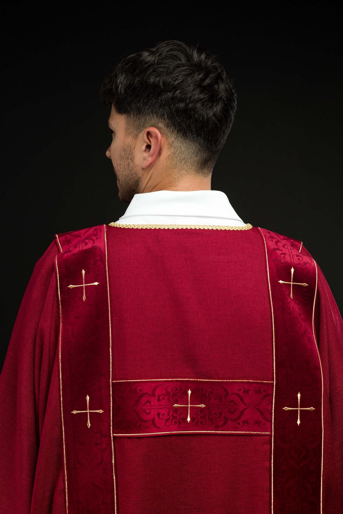 Dalmatique rouge avec bandes en velours et croix dorées brodées LE/1073/02/B - CHASUBLES.FR