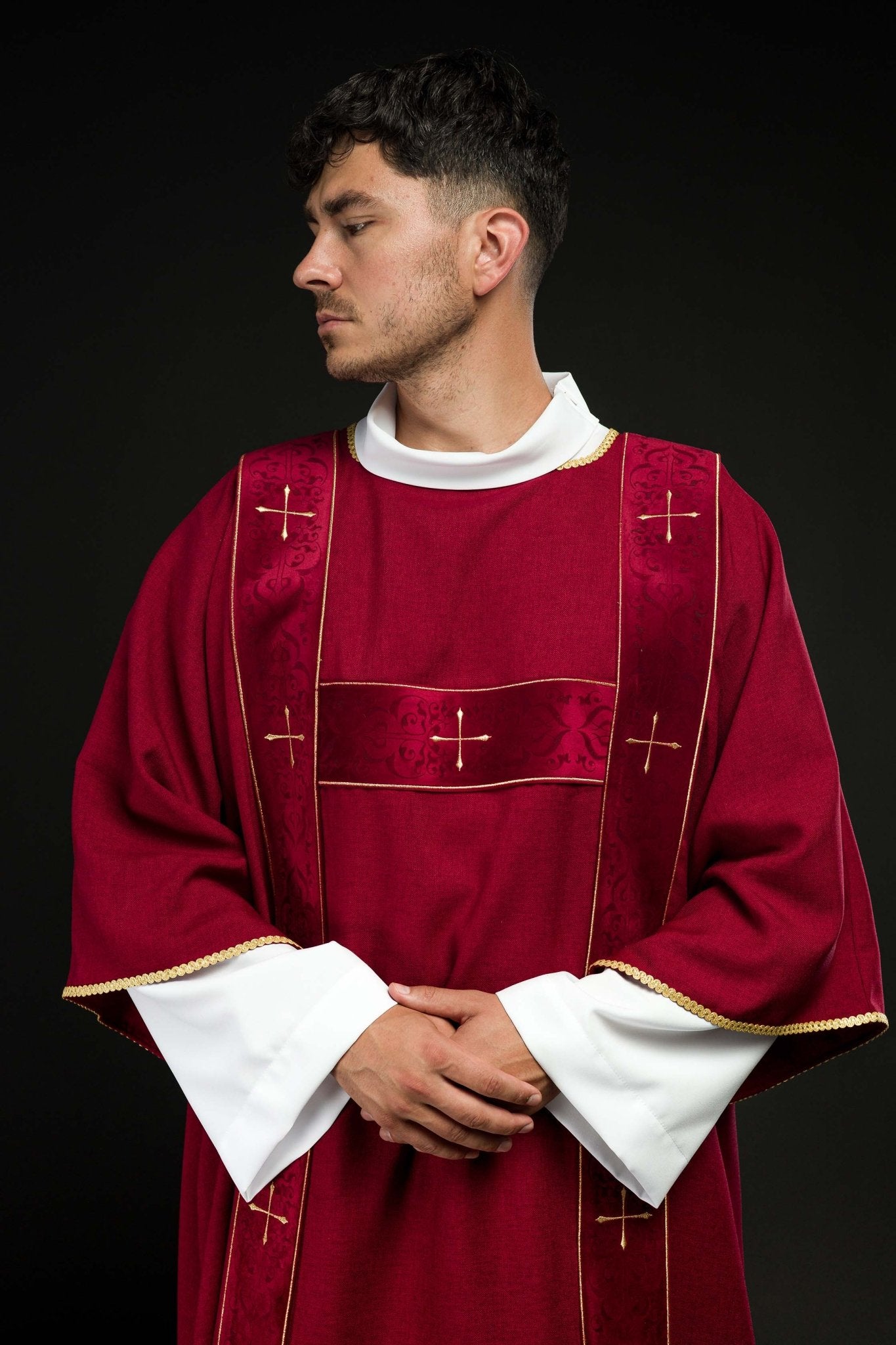 Dalmatique rouge avec bandes en velours et croix dorées brodées LE/1073/02/B - CHASUBLES.FR