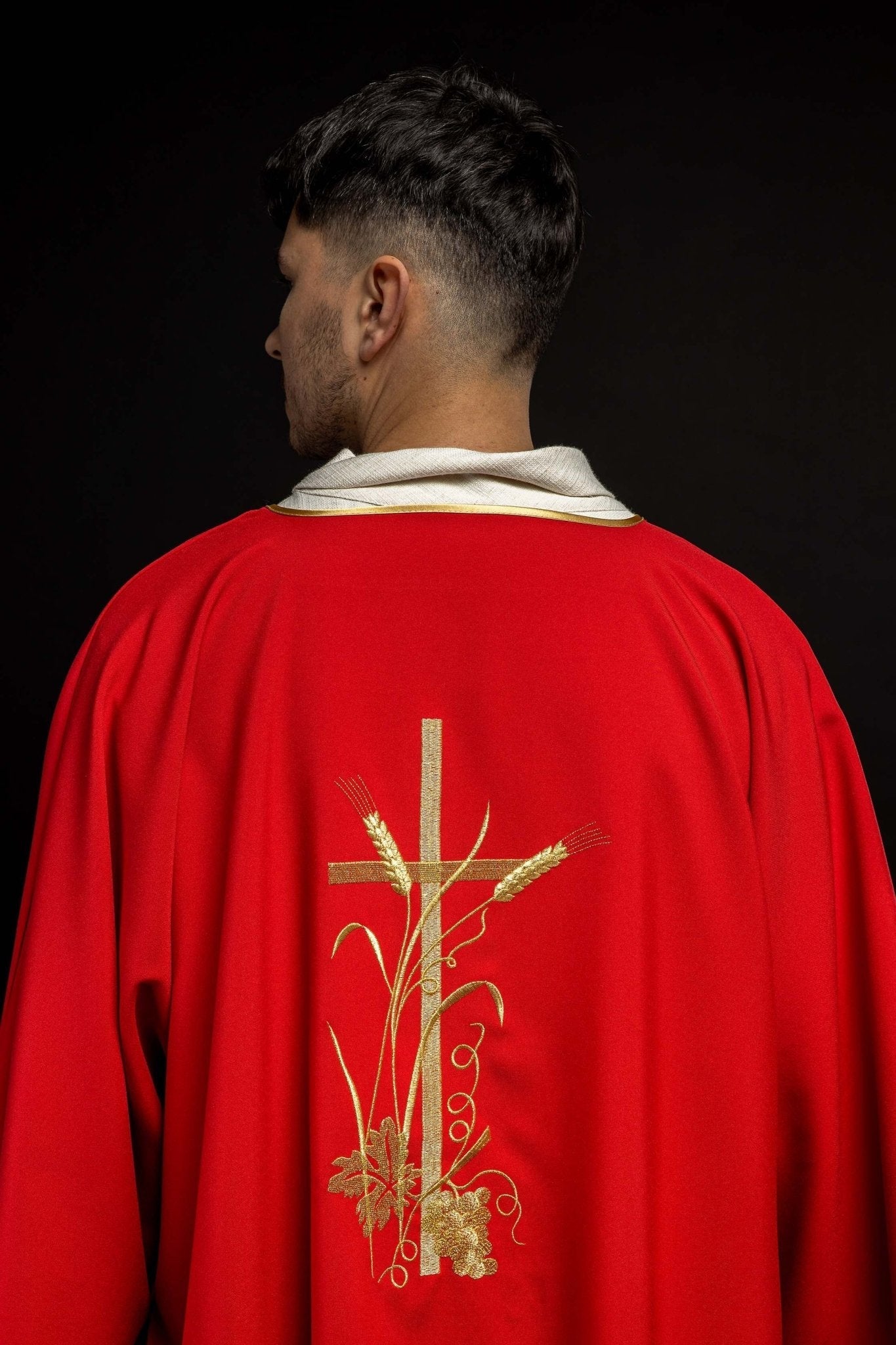 Dalmatique rouge avec broderie dorée de la croix Pax KDL/026/02/12/D CZERWONY DALMATYK - CHASUBLES.FR