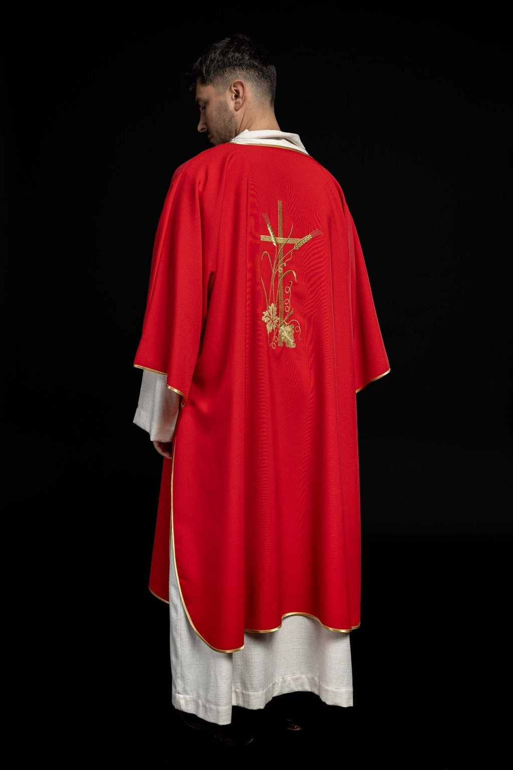 Dalmatique rouge avec broderie dorée de la croix Pax KDL/026/02/12/D CZERWONY DALMATYK - CHASUBLES.FR