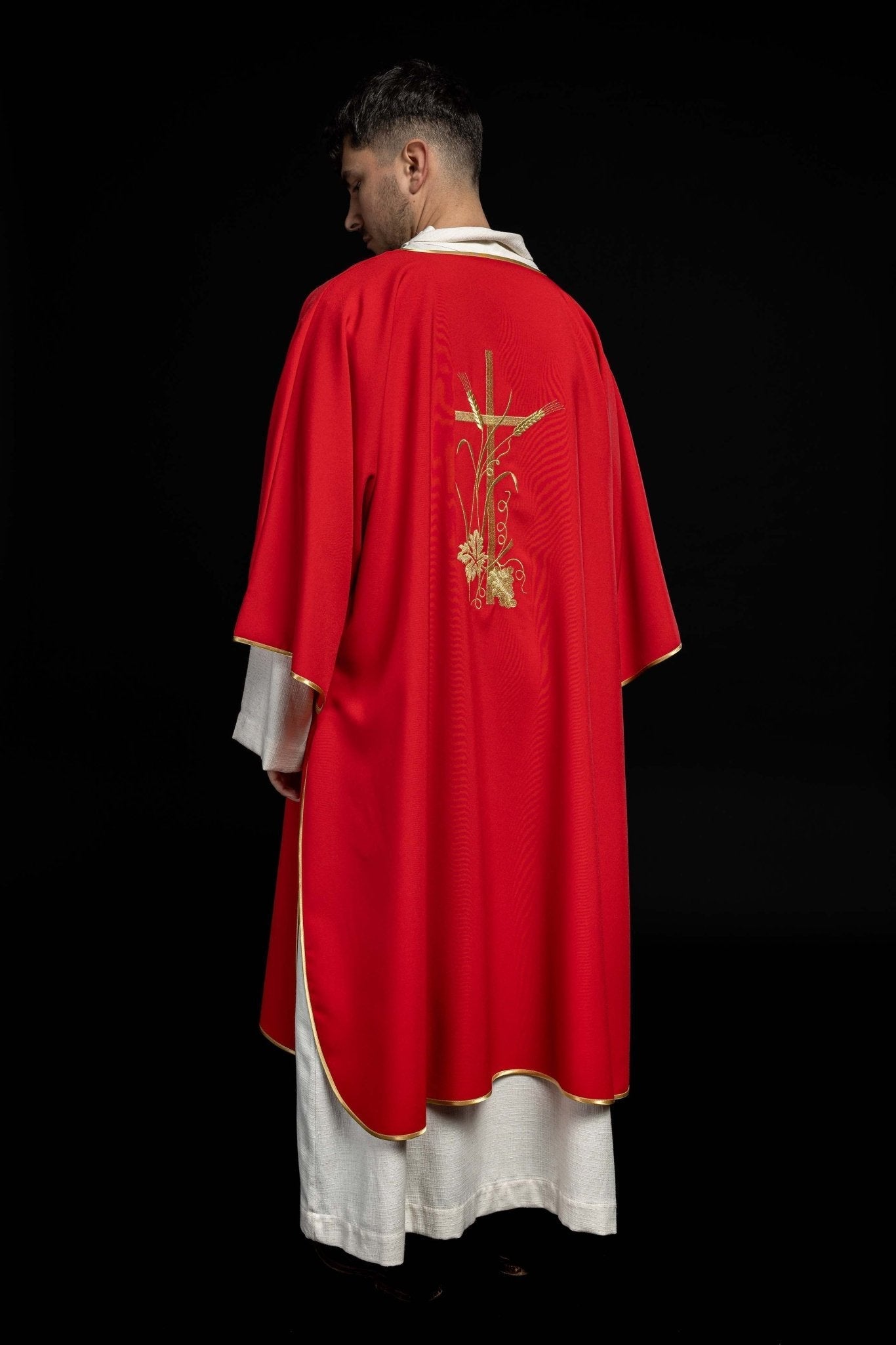 Dalmatique rouge avec broderie dorée de la croix Pax KDL/026/02/12/D CZERWONY DALMATYK - CHASUBLES.FR