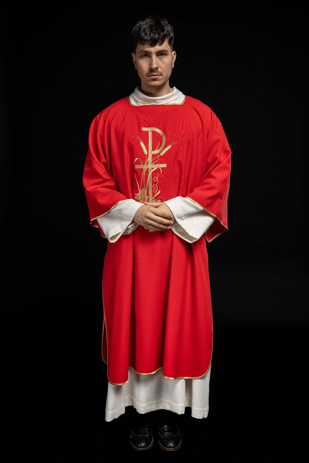Dalmatique rouge avec broderie dorée de la croix Pax KDL/026/02/12/D CZERWONY DALMATYK - CHASUBLES.FR