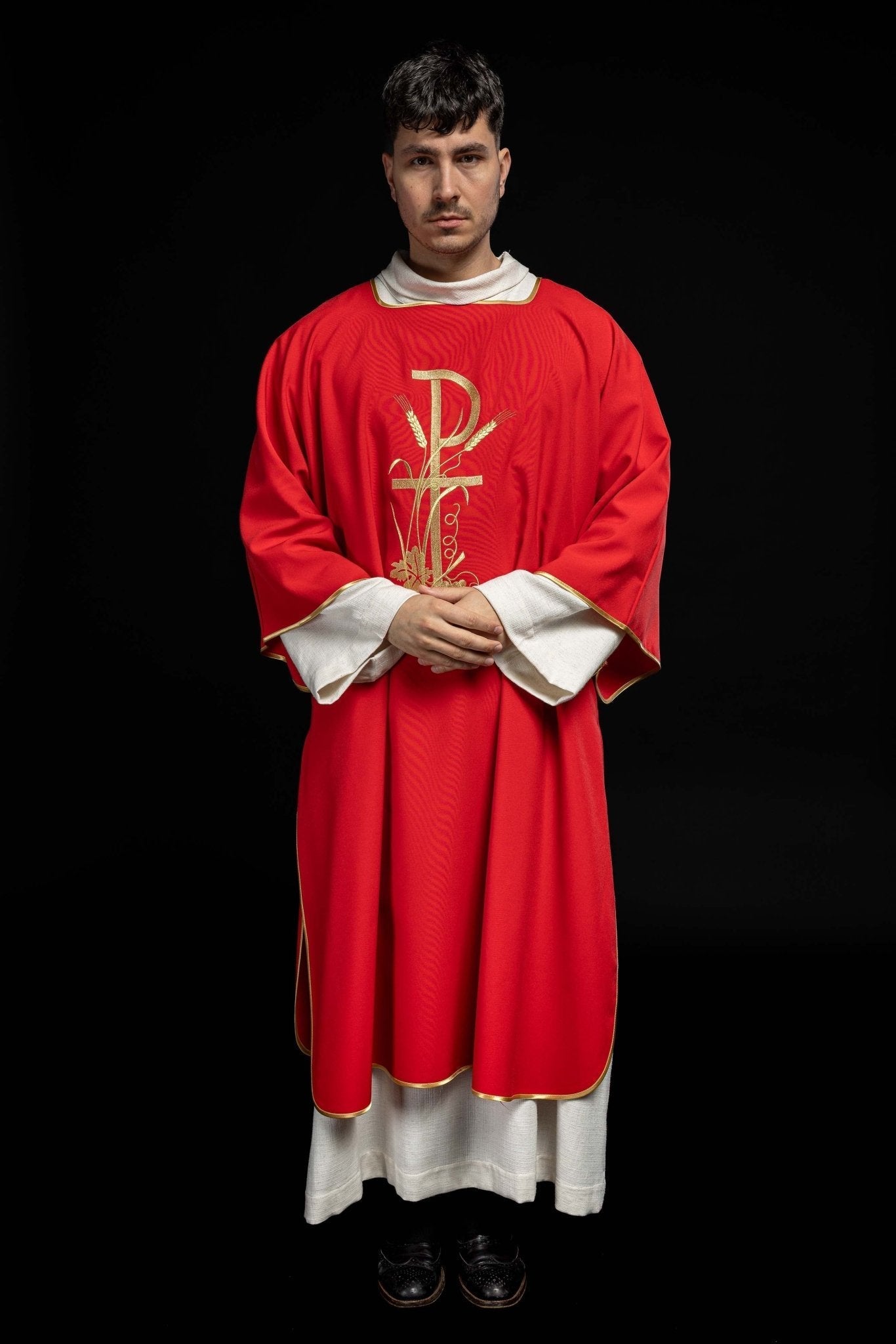 Dalmatique rouge avec broderie dorée de la croix Pax KDL/026/02/12/D CZERWONY DALMATYK - CHASUBLES.FR