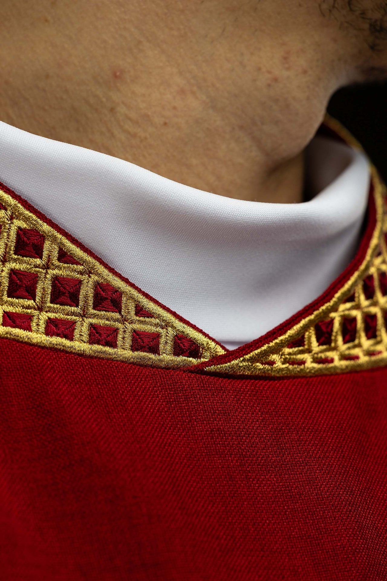 Dalmatique rouge avec croix brodées et col S-1070-02-70-D DALMATYK - CHASUBLES.FR