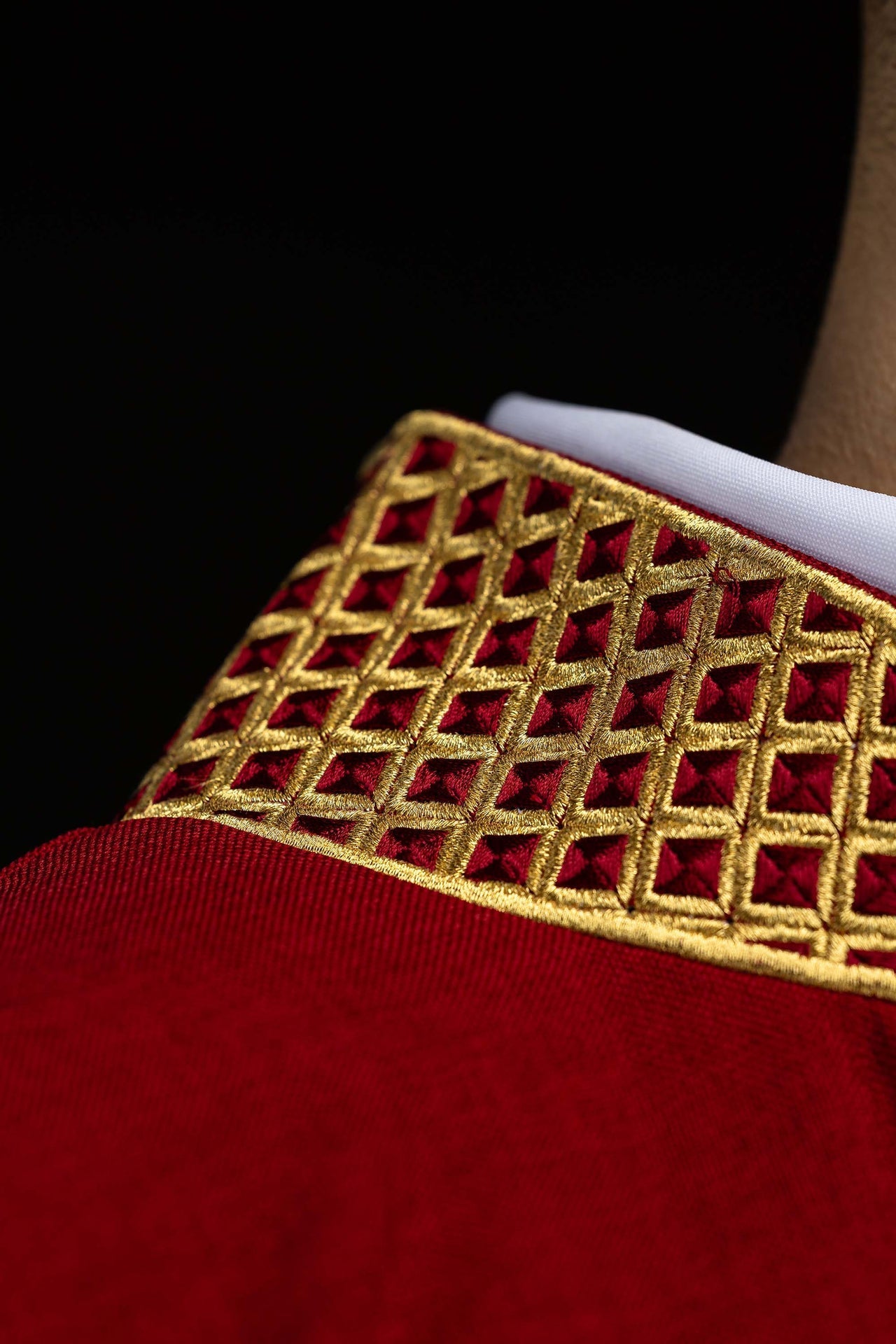 Dalmatique rouge avec croix brodées et col S-1070-02-70-D DALMATYK - CHASUBLES.FR