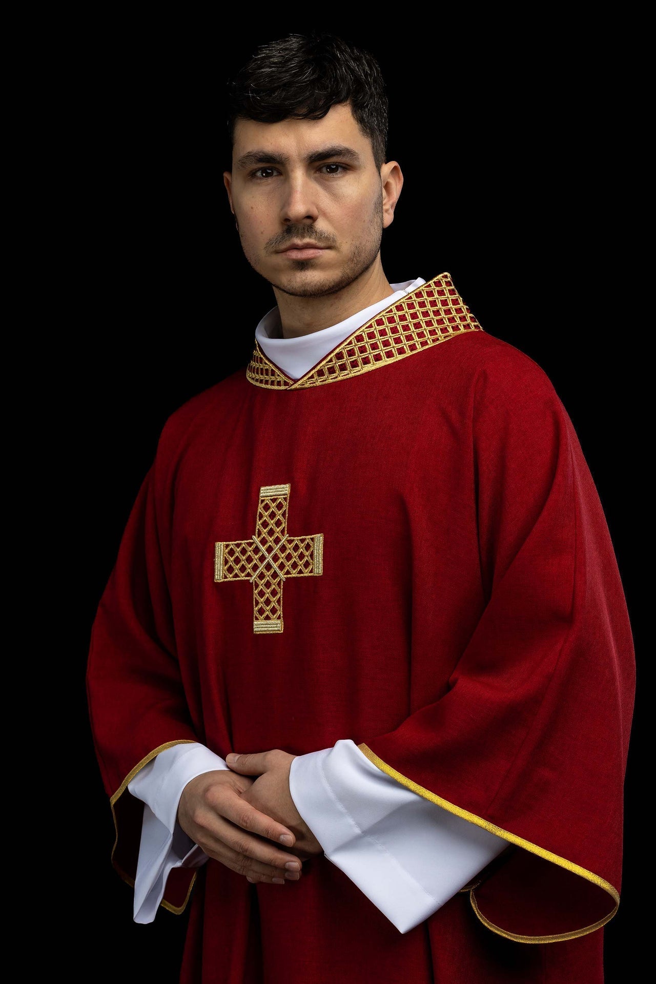 Dalmatique rouge avec croix brodées et col S-1070-02-70-D DALMATYK - CHASUBLES.FR
