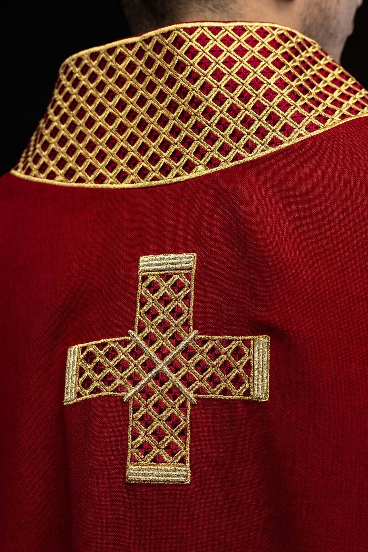 Dalmatique rouge avec croix brodées et col S-1070-02-70-D DALMATYK - CHASUBLES.FR