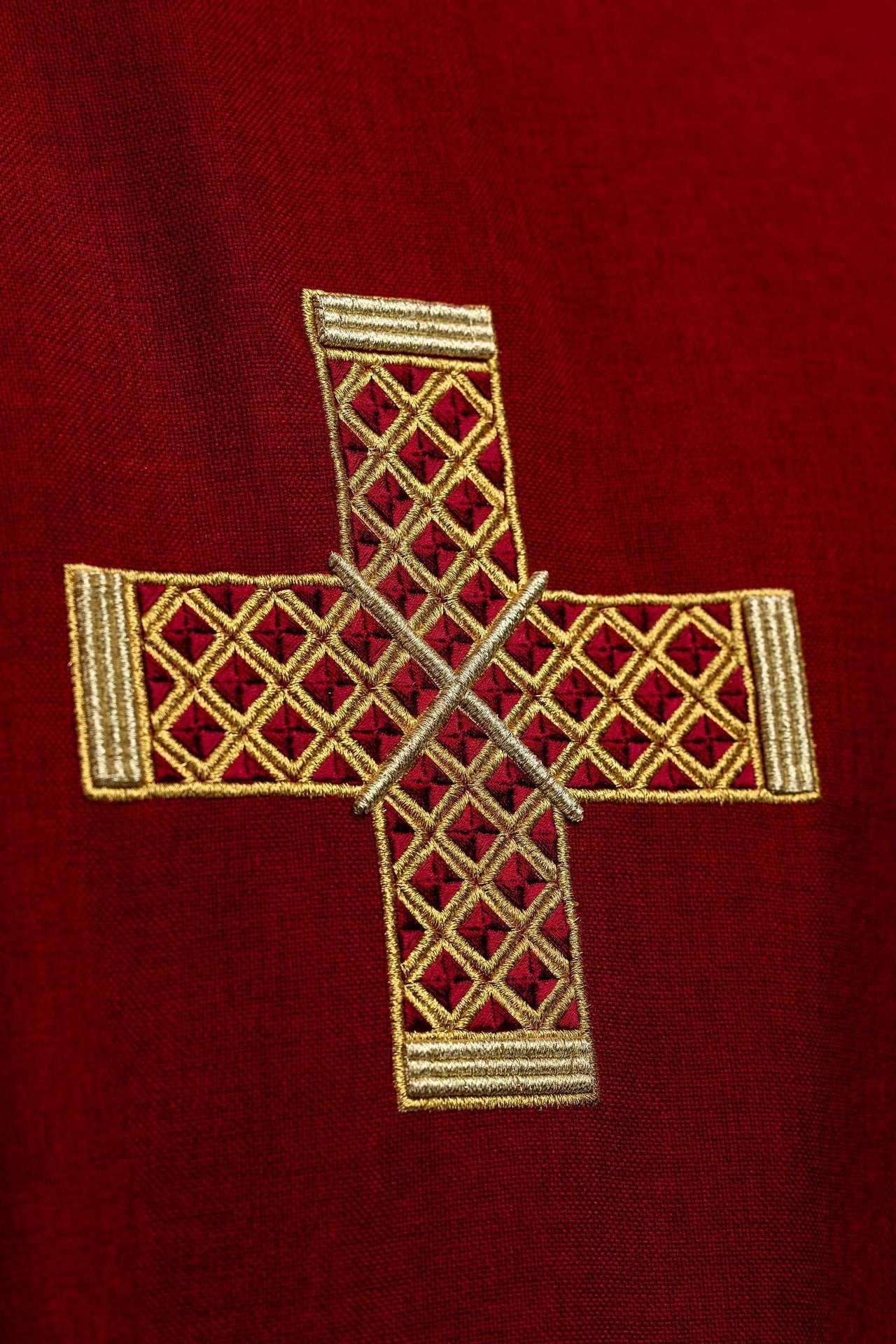 Dalmatique rouge avec croix brodées et col S-1070-02-70-D DALMATYK - CHASUBLES.FR