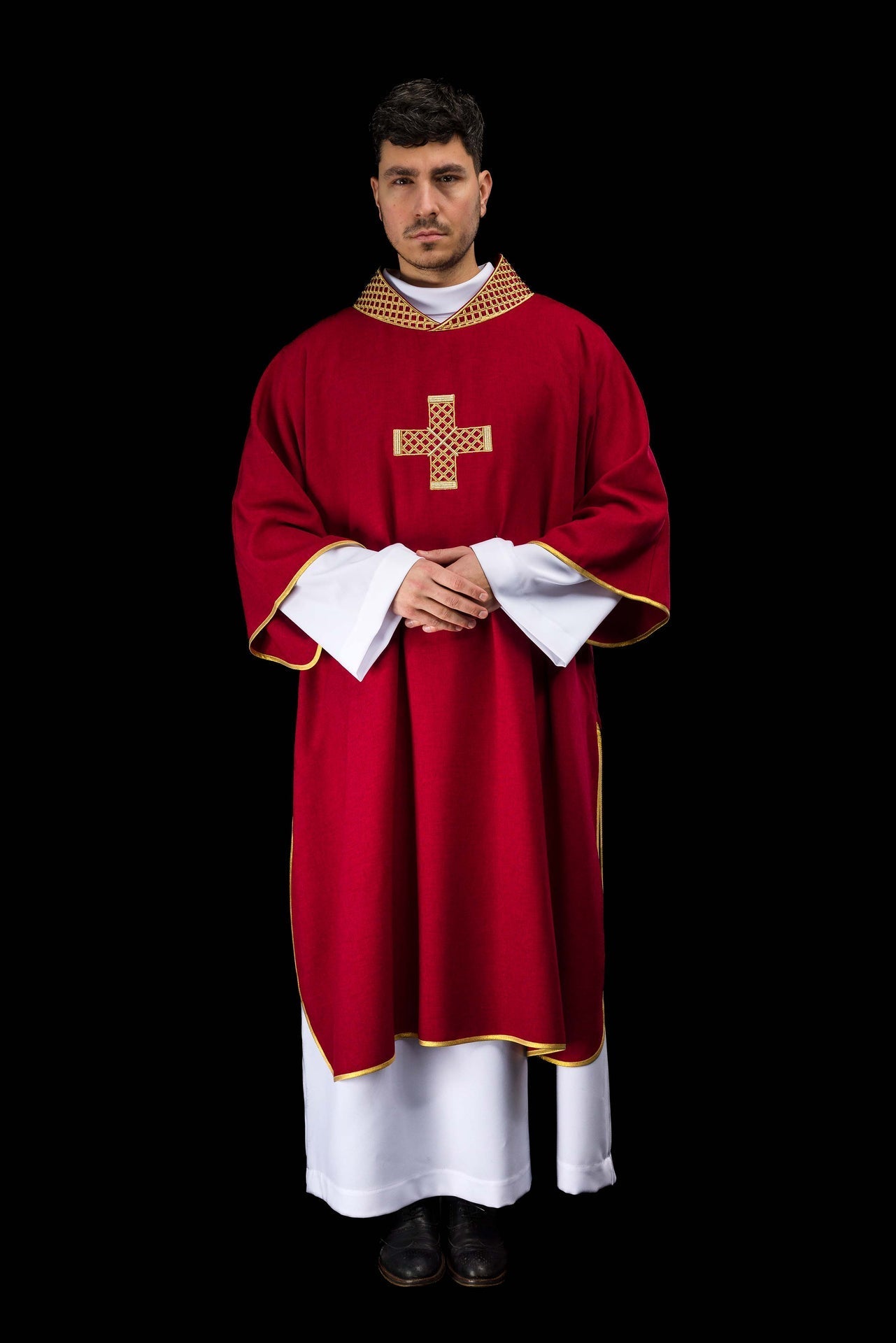 Dalmatique rouge avec croix brodées et col S-1070-02-70-D DALMATYK - CHASUBLES.FR