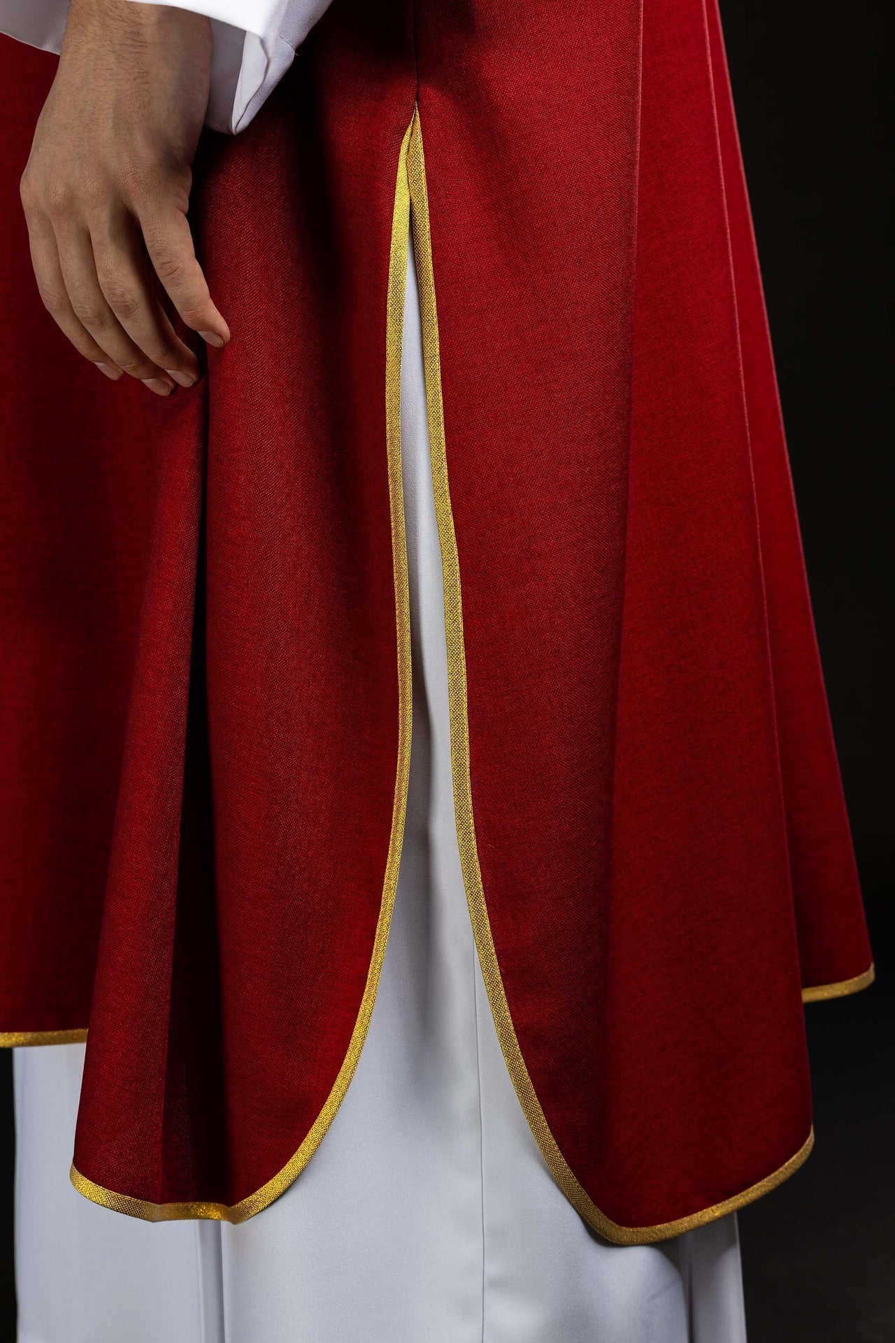 Dalmatique rouge avec croix brodées et col S-1070-02-70-D DALMATYK - CHASUBLES.FR