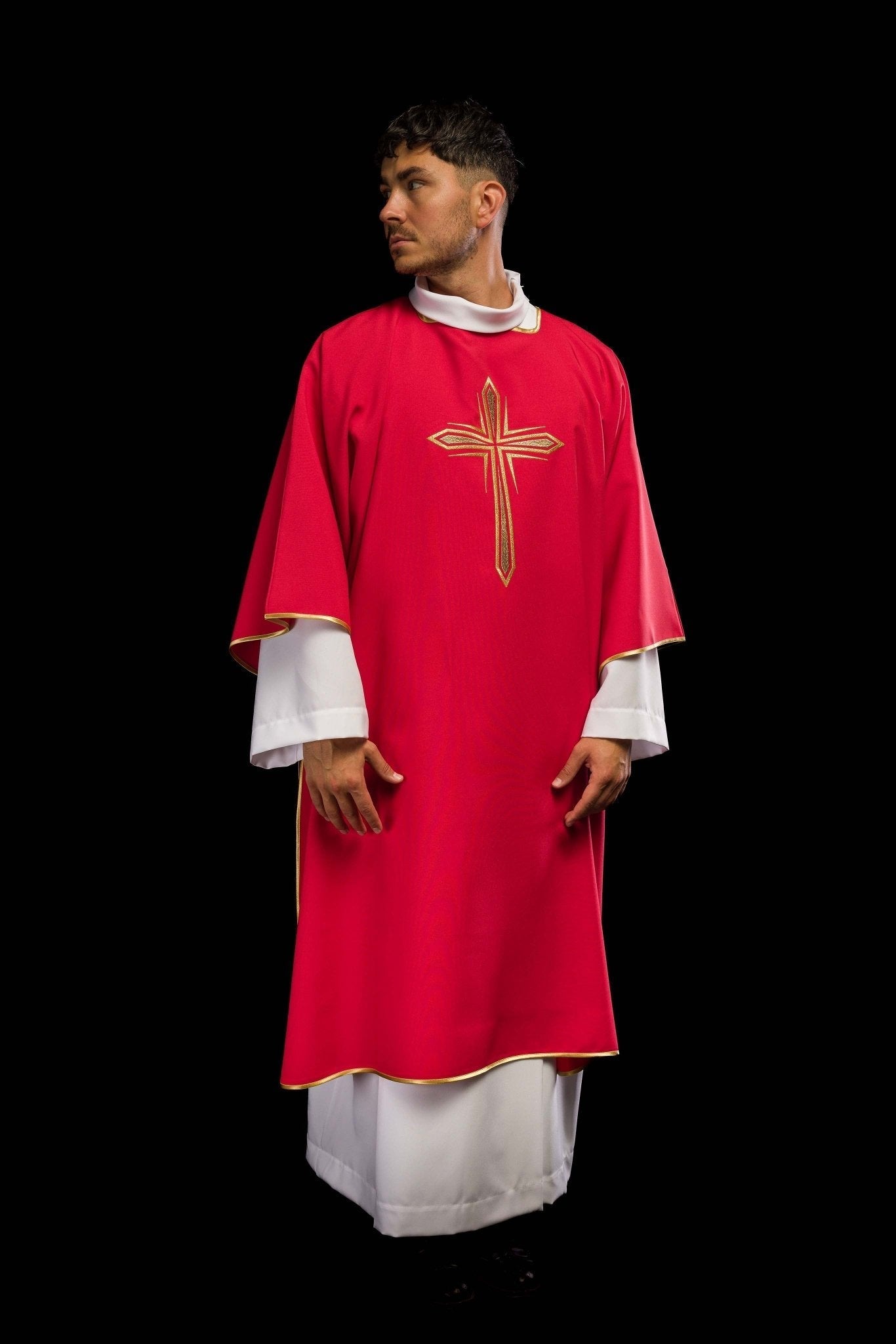 Dalmatique rouge avec croix dorée brodée KDL/037/02/12/D - CHASUBLES.FR