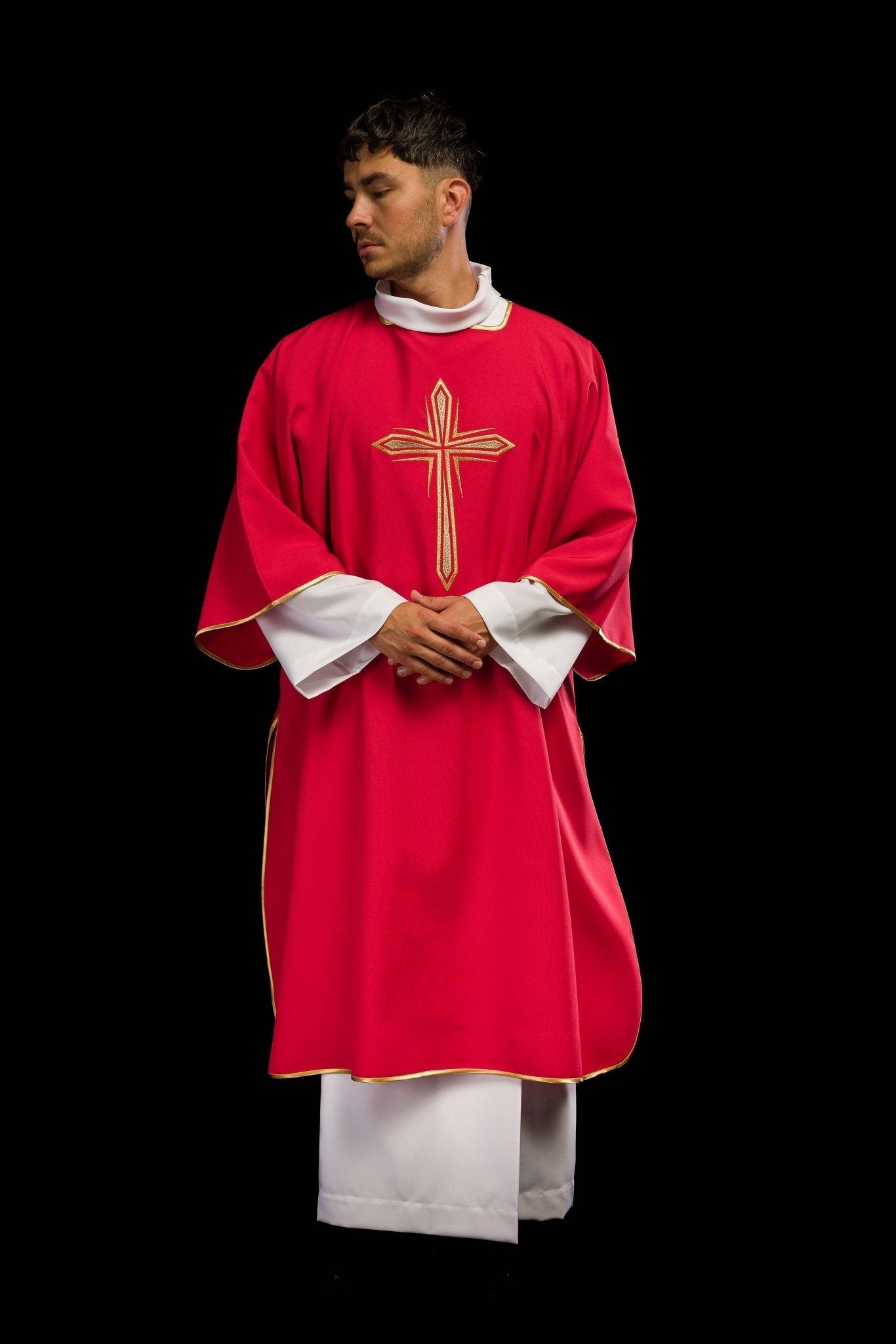 Dalmatique rouge avec croix dorée brodée KDL/037/02/12/D - CHASUBLES.FR