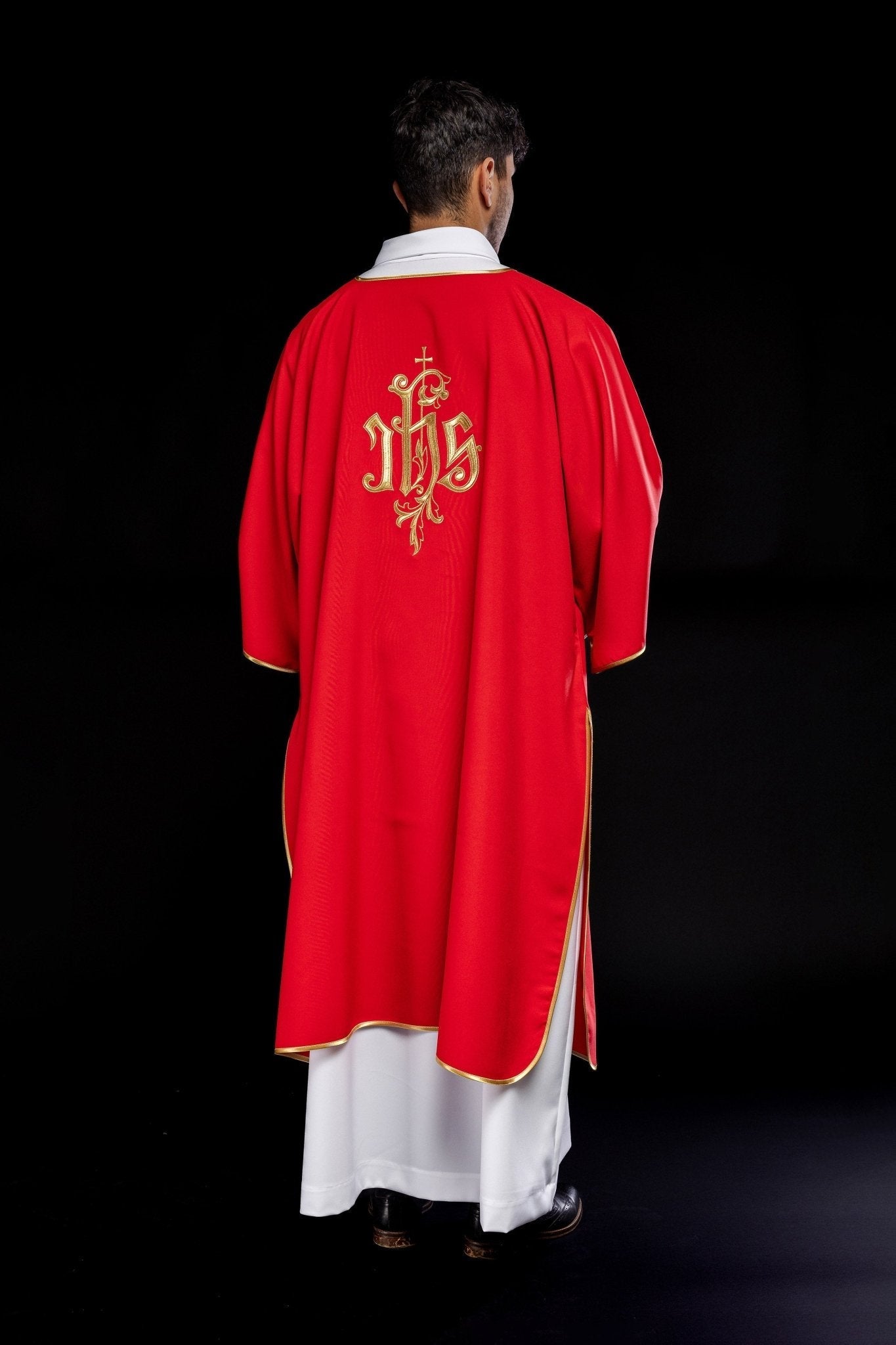 Dalmatique rouge avec motif IHS brodé KDL/032/02/12/D - CHASUBLES.FR