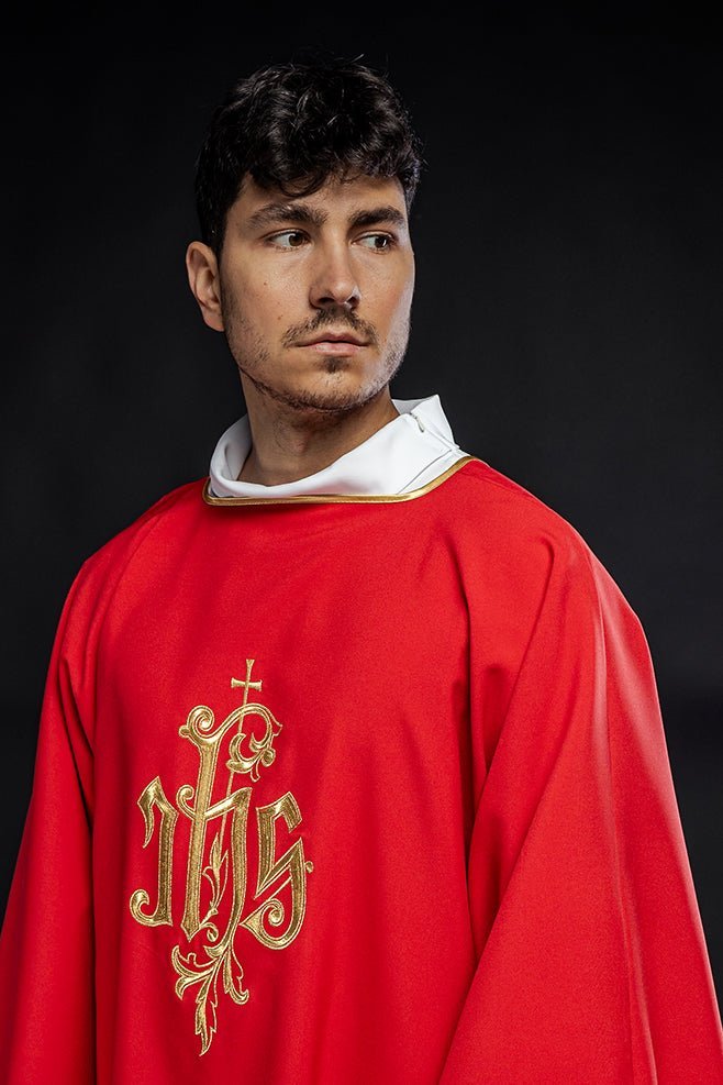 Dalmatique rouge avec motif IHS brodé KDL/032/02/12/D - CHASUBLES.FR