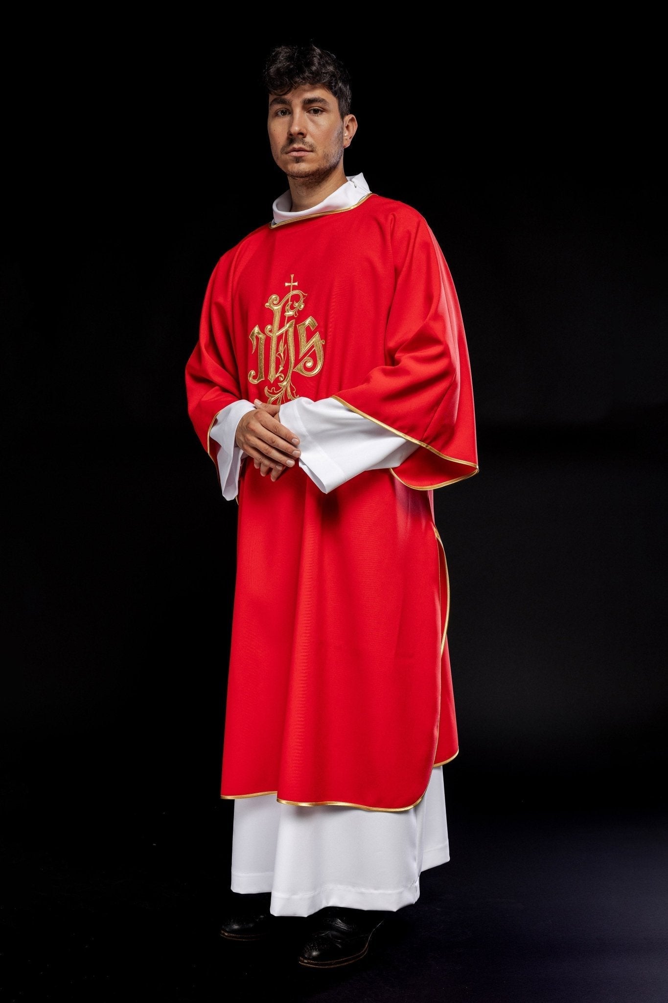 Dalmatique rouge avec motif IHS brodé KDL/032/02/12/D - CHASUBLES.FR