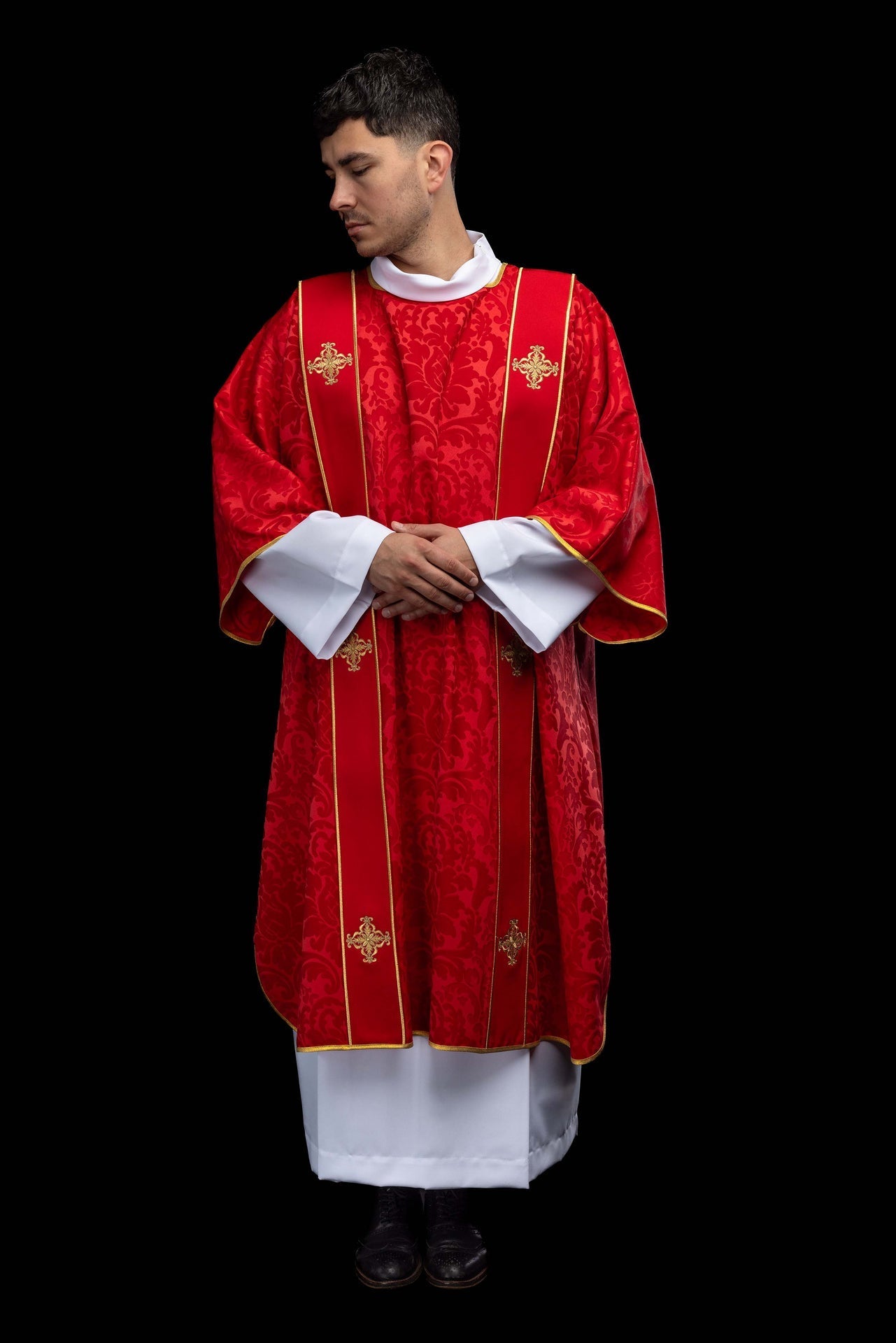 Dalmatique rouge en jacquard avec bandes et croix dorées brodées KDL/284/02/81/B - CHASUBLES.FR