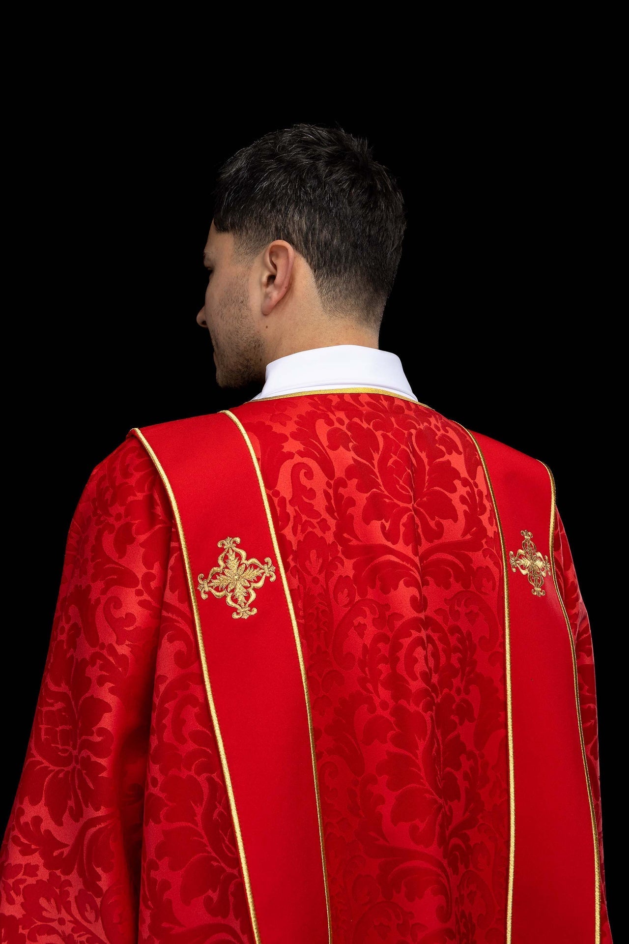 Dalmatique rouge en jacquard avec bandes et croix dorées brodées KDL/284/02/81/B - CHASUBLES.FR