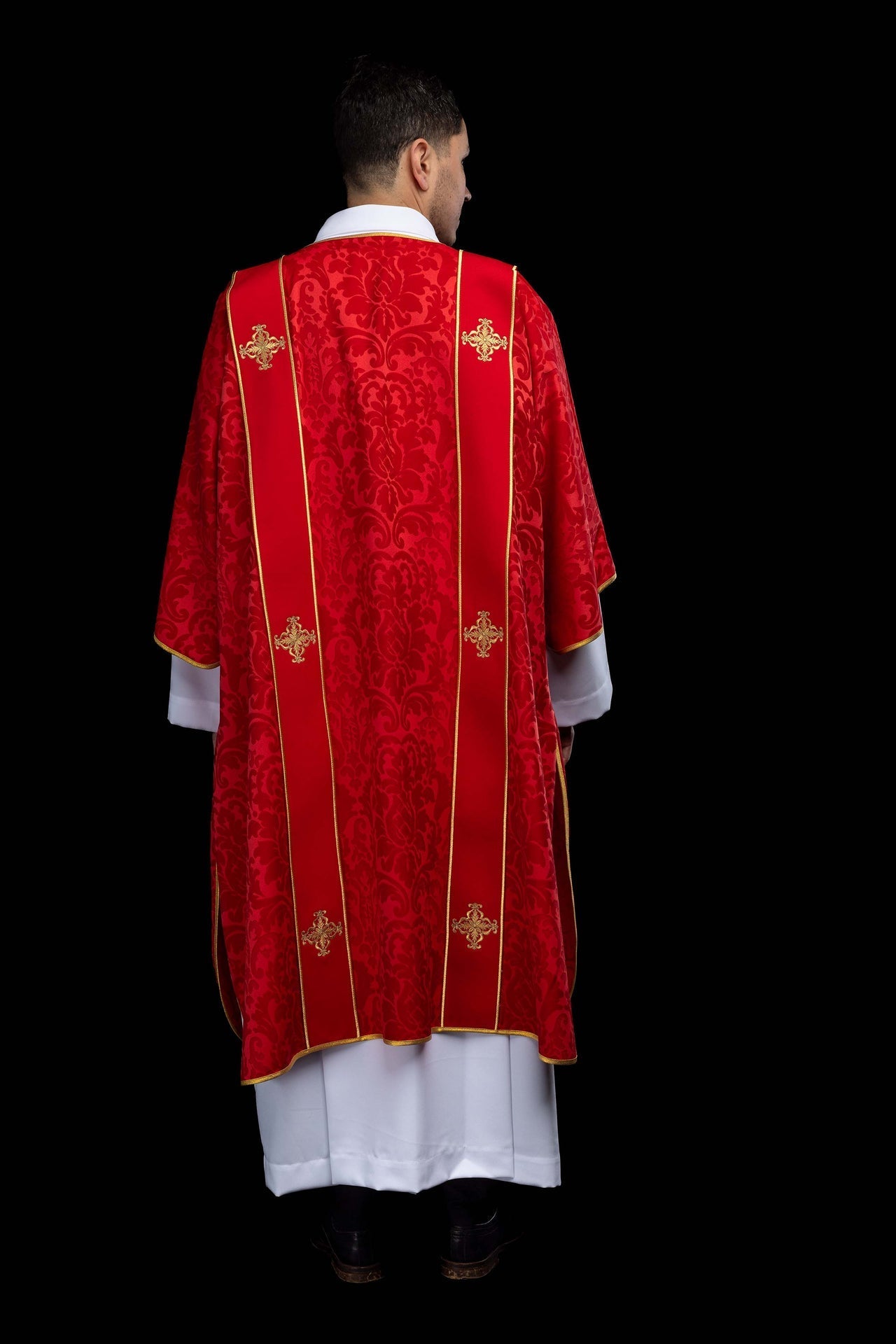 Dalmatique rouge en jacquard avec bandes et croix dorées brodées KDL/284/02/81/B - CHASUBLES.FR