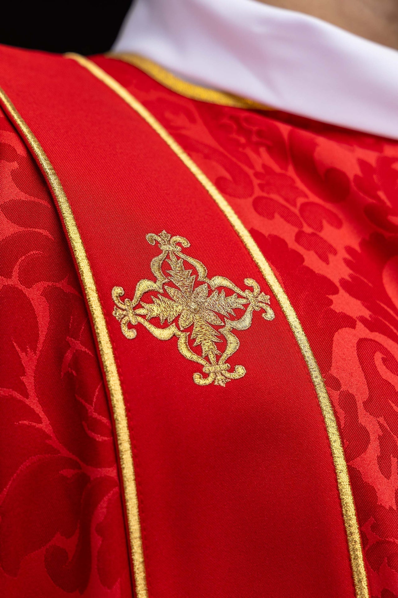 Dalmatique rouge en jacquard avec bandes et croix dorées brodées KDL/284/02/81/B - CHASUBLES.FR