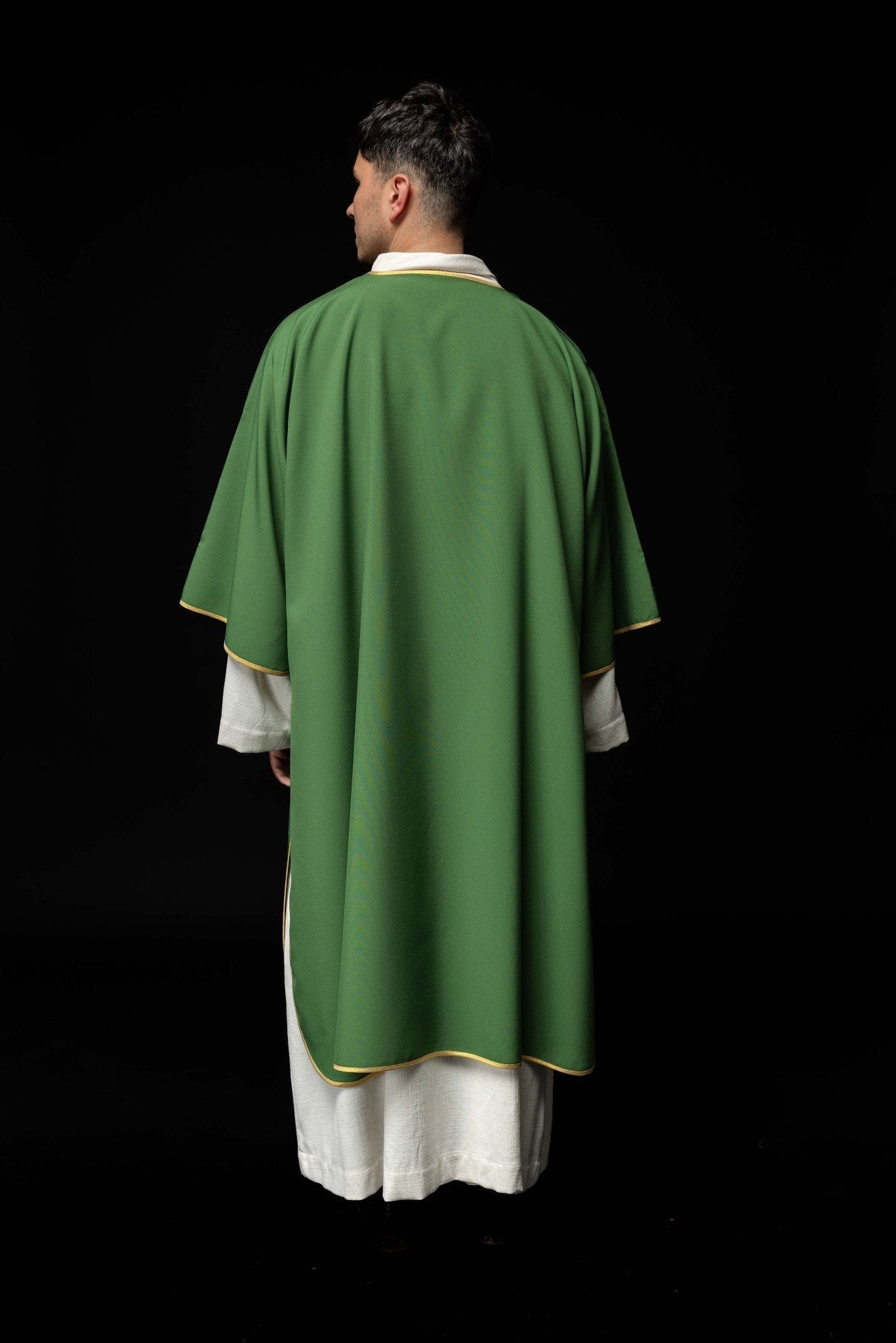 Dalmatique unie avec un galon doré, de couleur verte KDL/1002/01/12/D - CHASUBLES.FR