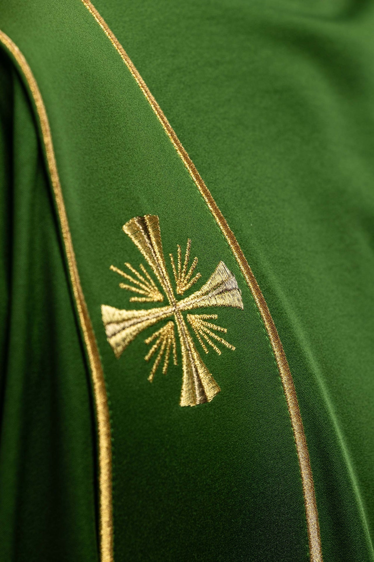Dalmatique verte avec bandes et croix dorées brodées KDL/285/01/53/B - CHASUBLES.FR