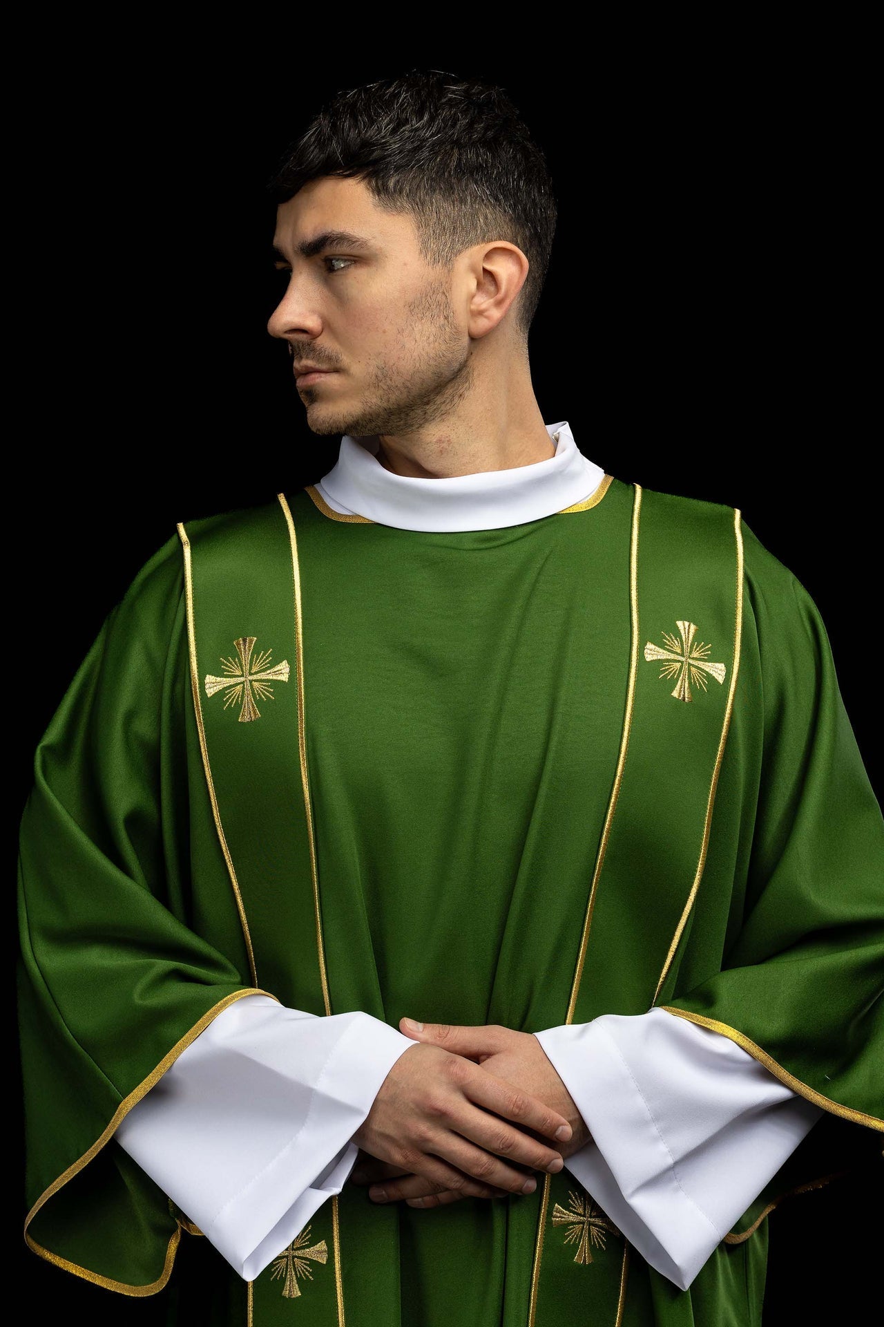 Dalmatique verte avec bandes et croix dorées brodées KDL/285/01/53/B - CHASUBLES.FR