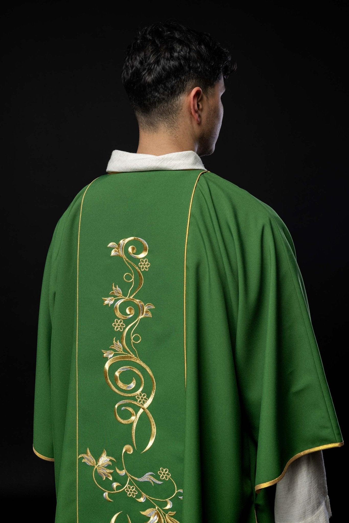 Dalmatique verte avec une bande brodée du symbole IHS KDL/031/01/01/A ZIELONY DALMATYK - CHASUBLES.FR