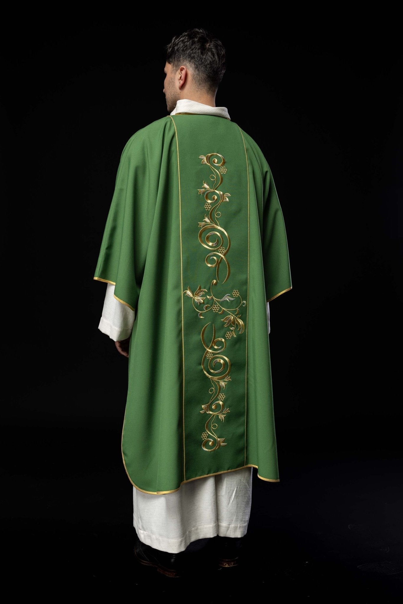 Dalmatique verte avec une bande brodée du symbole IHS KDL/031/01/01/A ZIELONY DALMATYK - CHASUBLES.FR