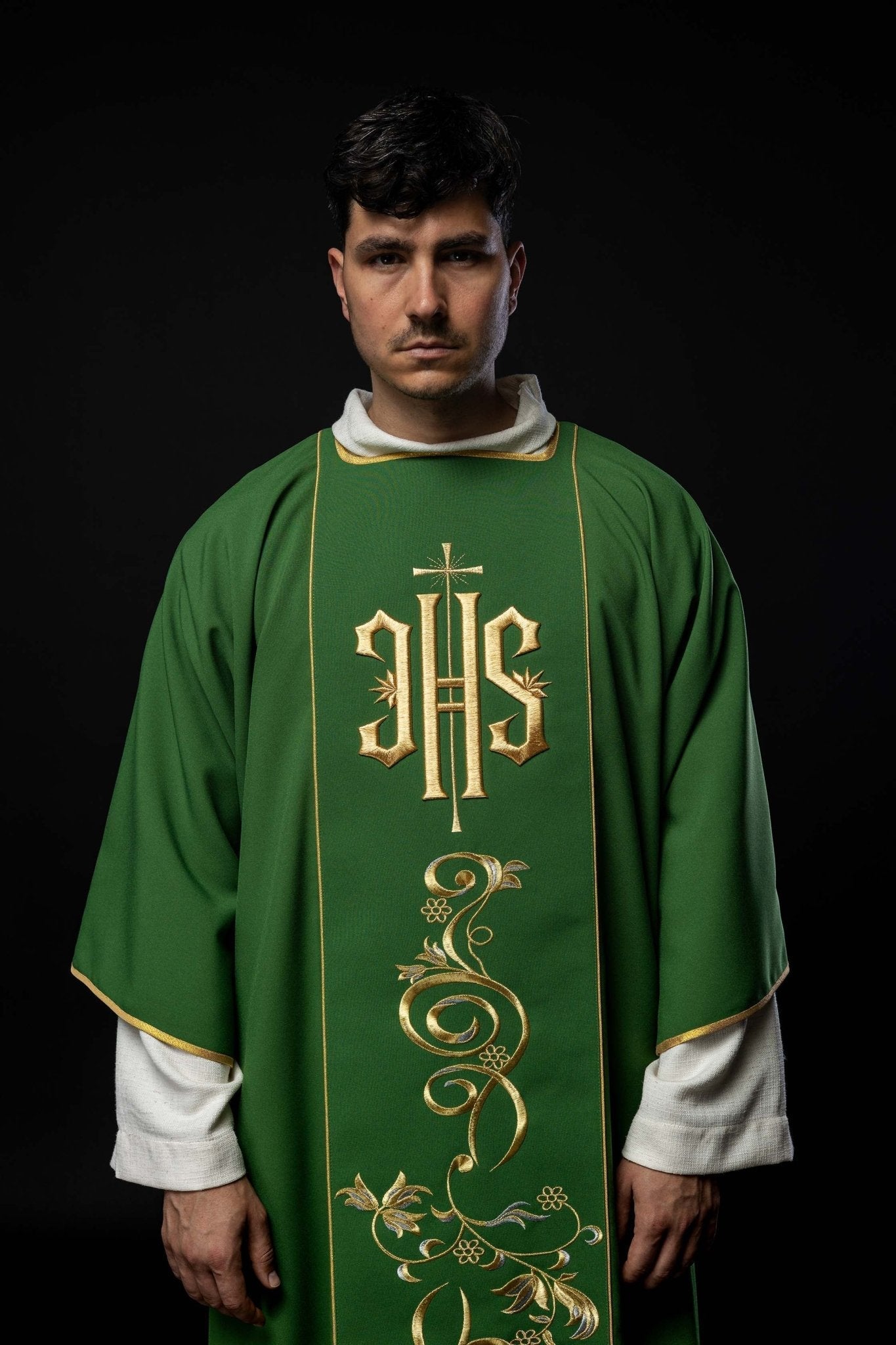 Dalmatique verte avec une bande brodée du symbole IHS KDL/031/01/01/A ZIELONY DALMATYK - CHASUBLES.FR