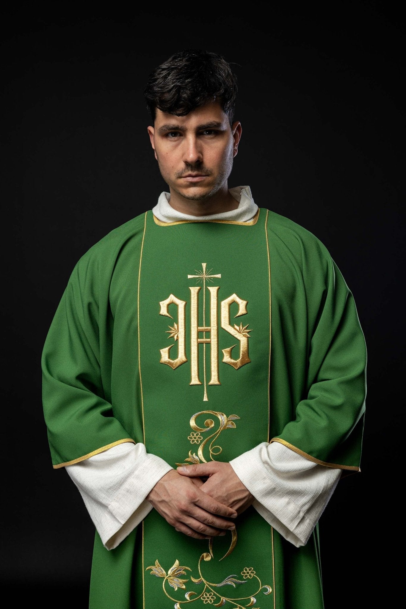 Dalmatique verte avec une bande brodée du symbole IHS KDL/031/01/01/A ZIELONY DALMATYK - CHASUBLES.FR