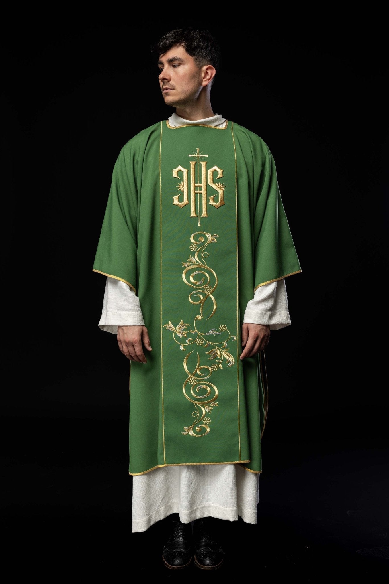 Dalmatique verte avec une bande brodée du symbole IHS KDL/031/01/01/A ZIELONY DALMATYK - CHASUBLES.FR