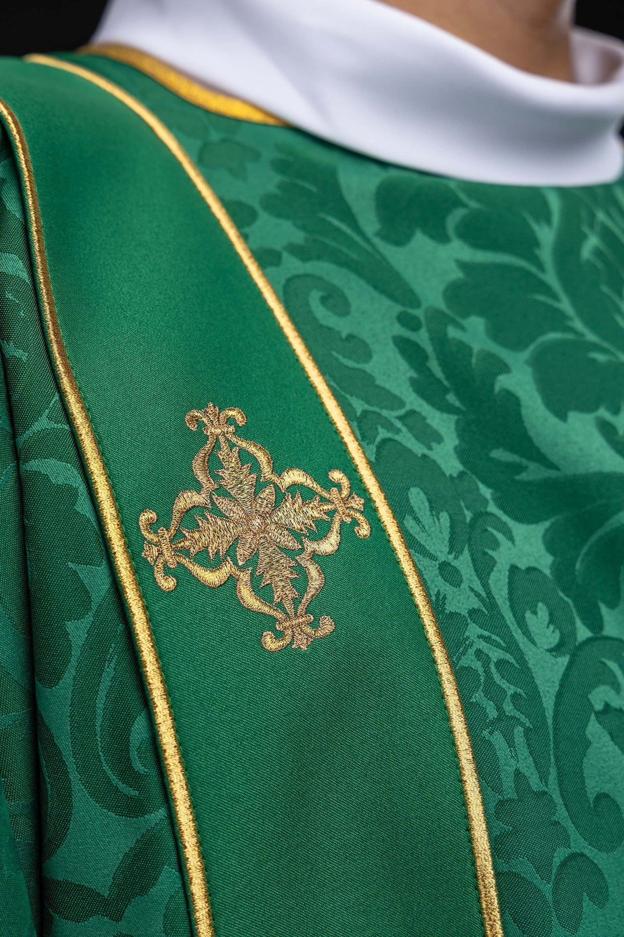 Dalmatique verte en jacquard avec bandes et croix dorées brodées KDL/284/01/81/B - CHASUBLES.FR