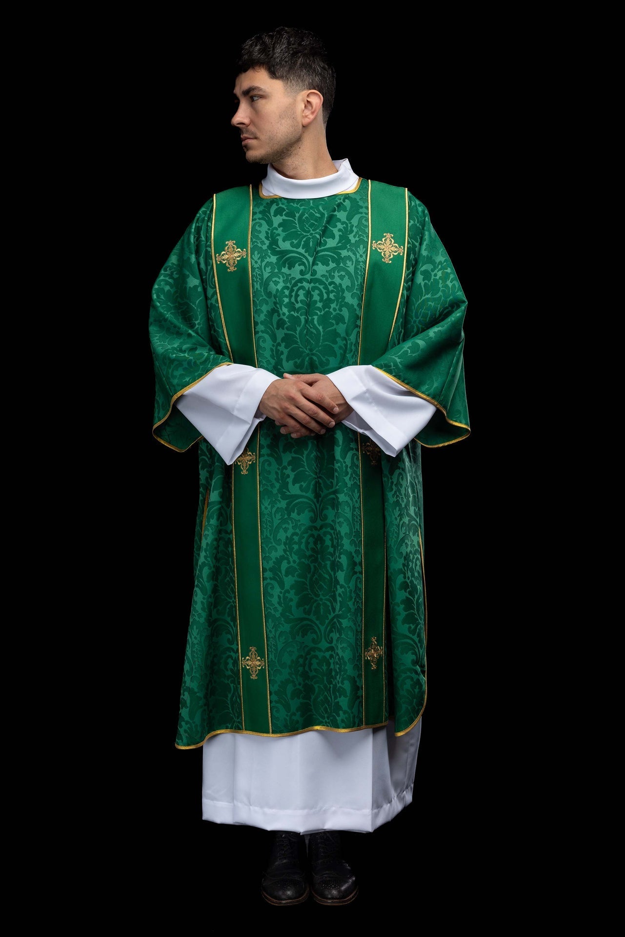 Dalmatique verte en jacquard avec bandes et croix dorées brodées KDL/284/01/81/B - CHASUBLES.FR