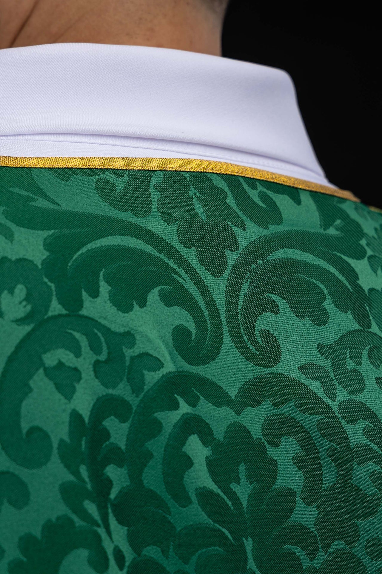 Dalmatique verte en jacquard avec bandes et croix dorées brodées KDL/284/01/81/B - CHASUBLES.FR