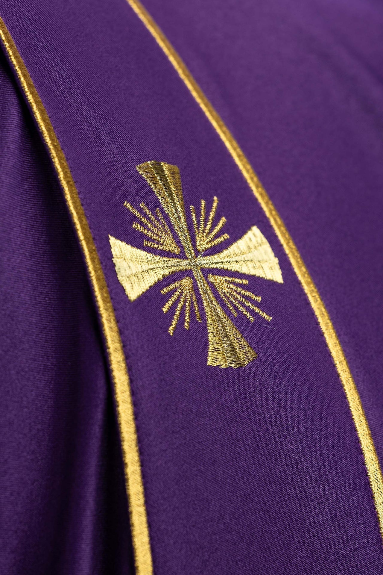 Dalmatique violette avec bandes et croix dorées brodées KDL/285/03/53/B - CHASUBLES.FR