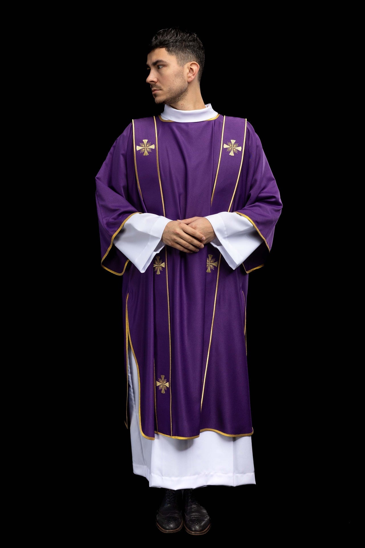 Dalmatique violette avec bandes et croix dorées brodées KDL/285/03/53/B - CHASUBLES.FR