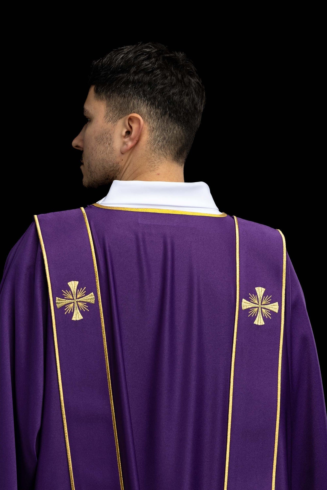 Dalmatique violette avec bandes et croix dorées brodées KDL/285/03/53/B - CHASUBLES.FR