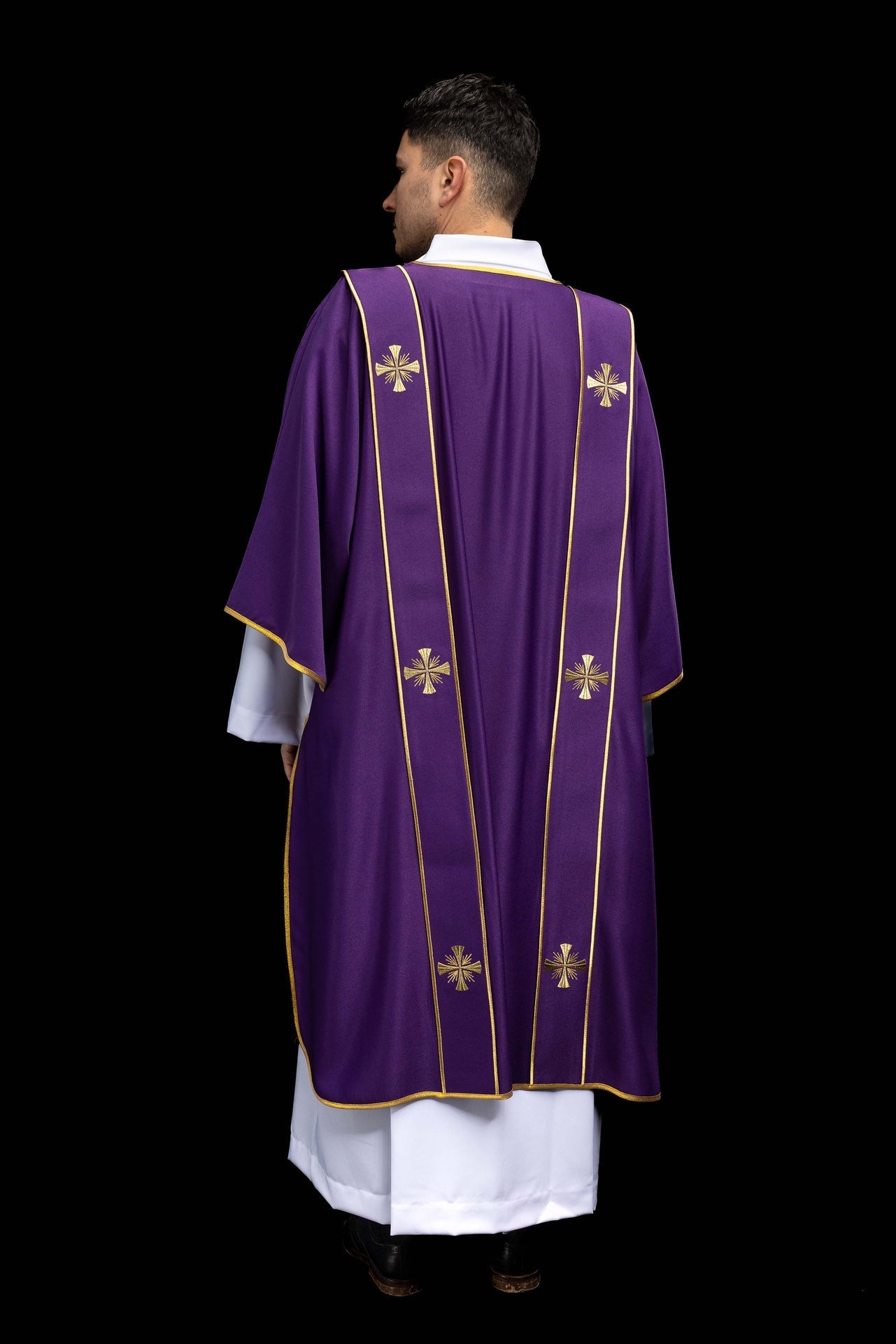 Dalmatique violette avec bandes et croix dorées brodées KDL/285/03/53/B - CHASUBLES.FR