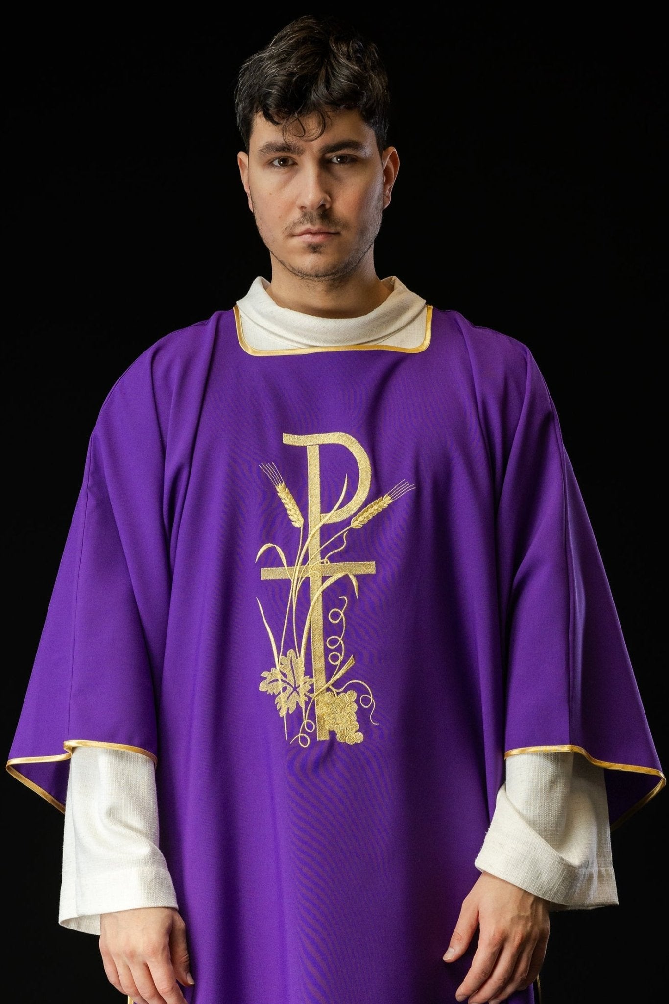 Dalmatique violette avec broderie de la croix Pax en or KDL/026/03/12/D FIOLET DALMATYK - CHASUBLES.FR