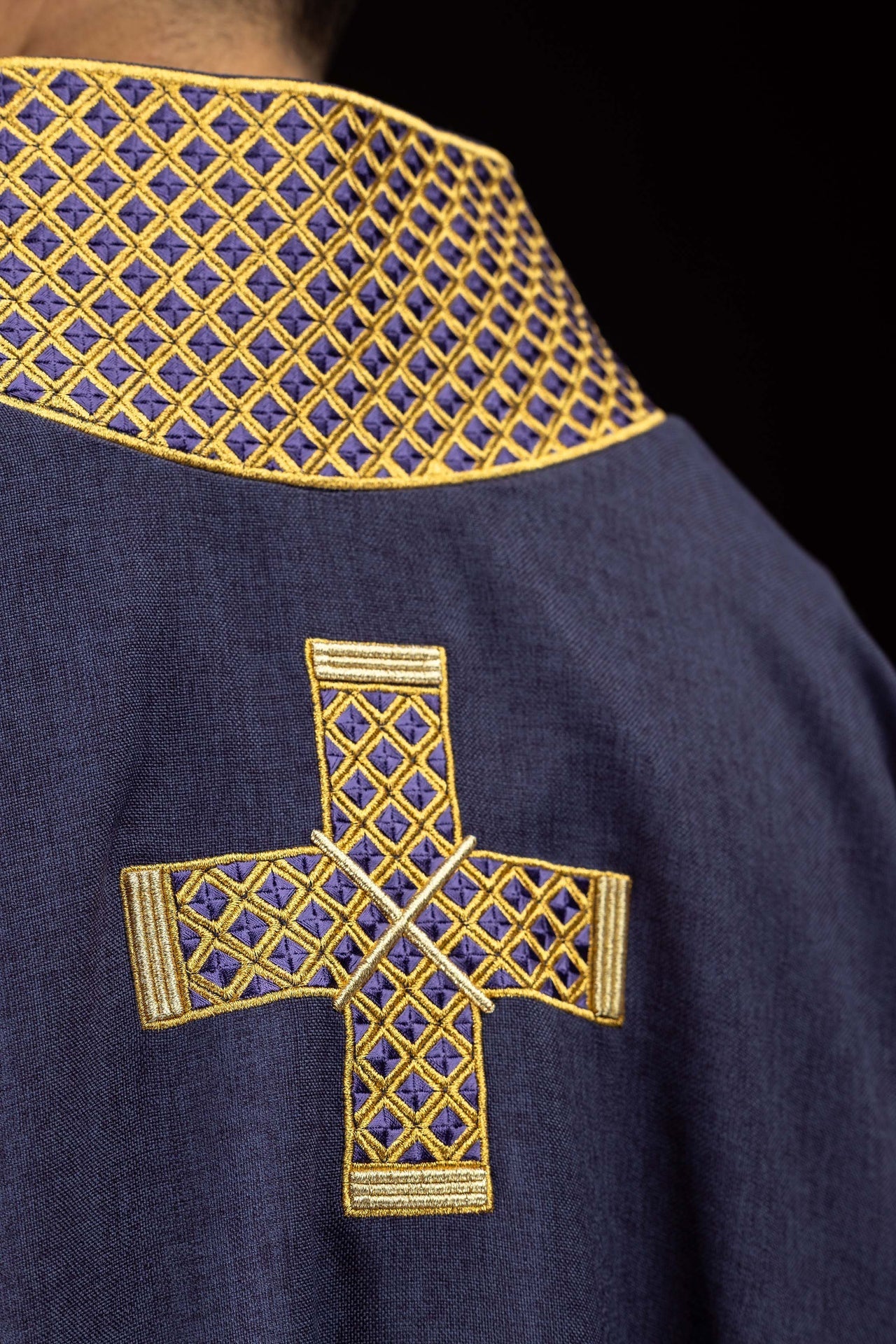 Dalmatique violette avec croix brodées et col S-1070-03-70-D DALMATYK - CHASUBLES.FR