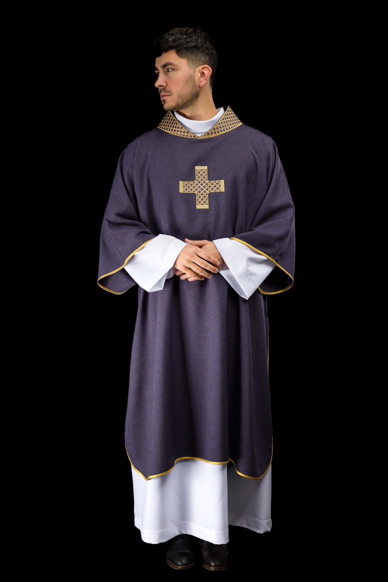 Dalmatique violette avec croix brodées et col S-1070-03-70-D DALMATYK - CHASUBLES.FR