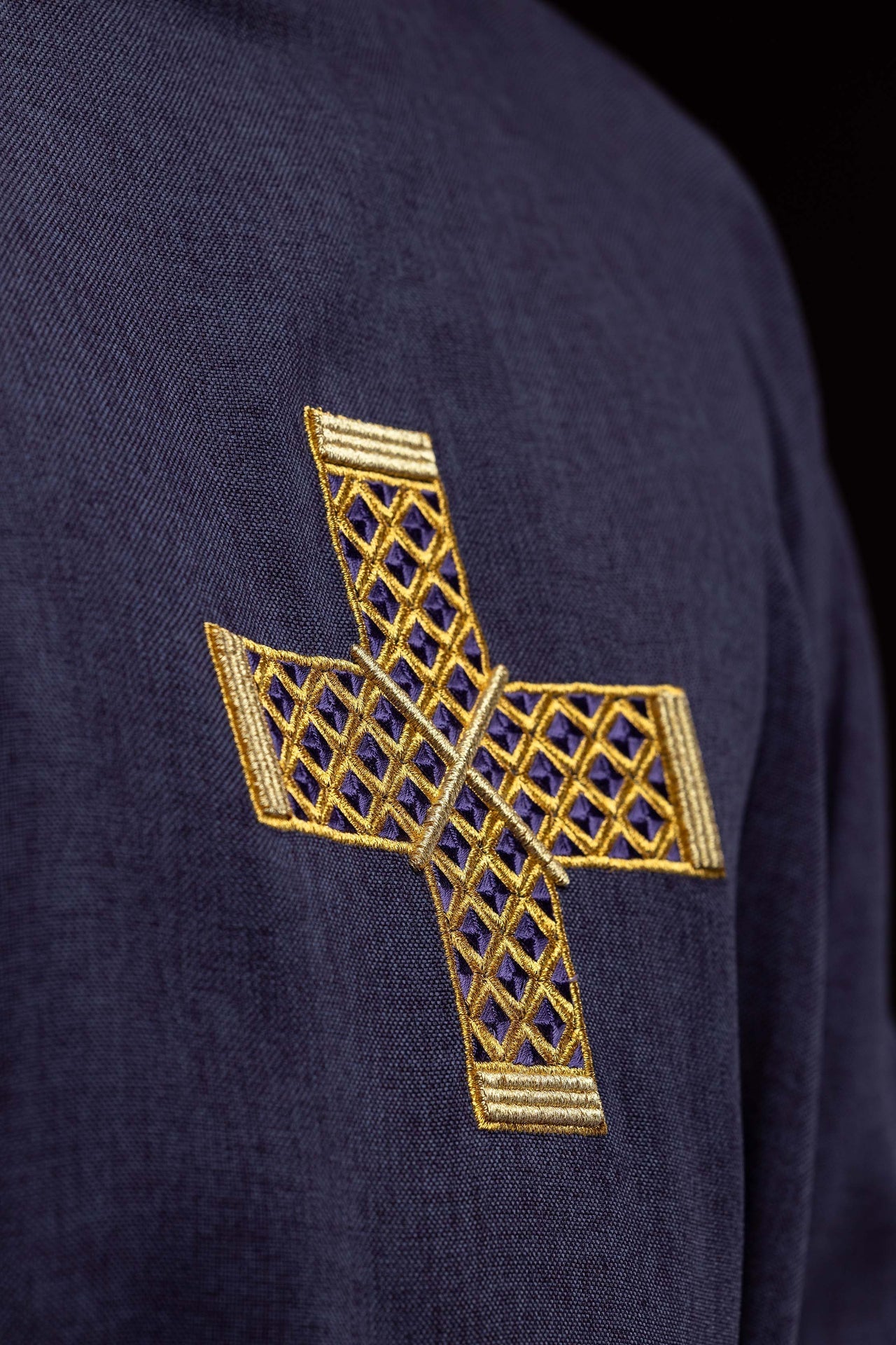 Dalmatique violette avec croix brodées et col S-1070-03-70-D DALMATYK - CHASUBLES.FR