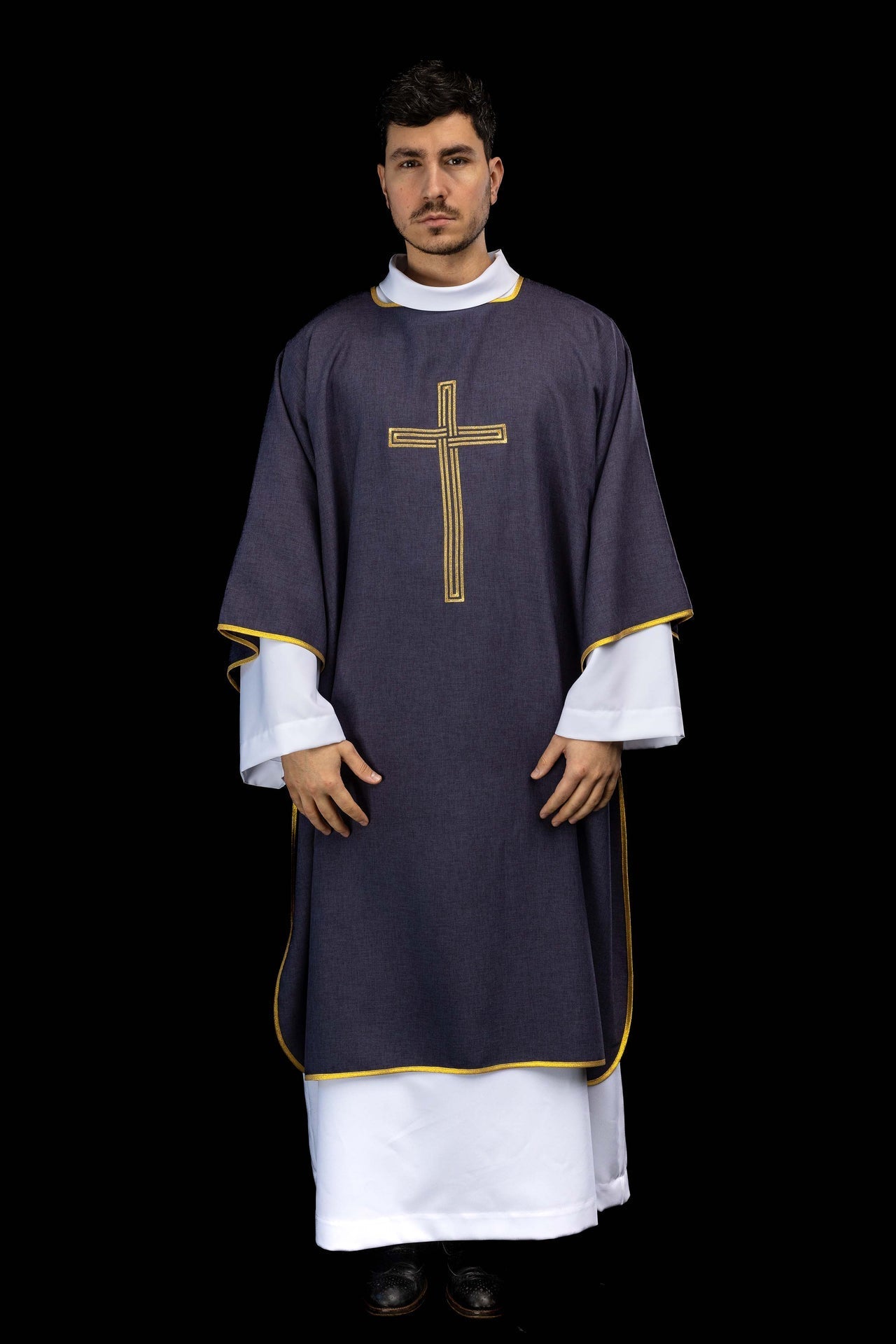 Dalmatique violette avec croix dorée brodée KDL/393/03/70/D - CHASUBLES.FR